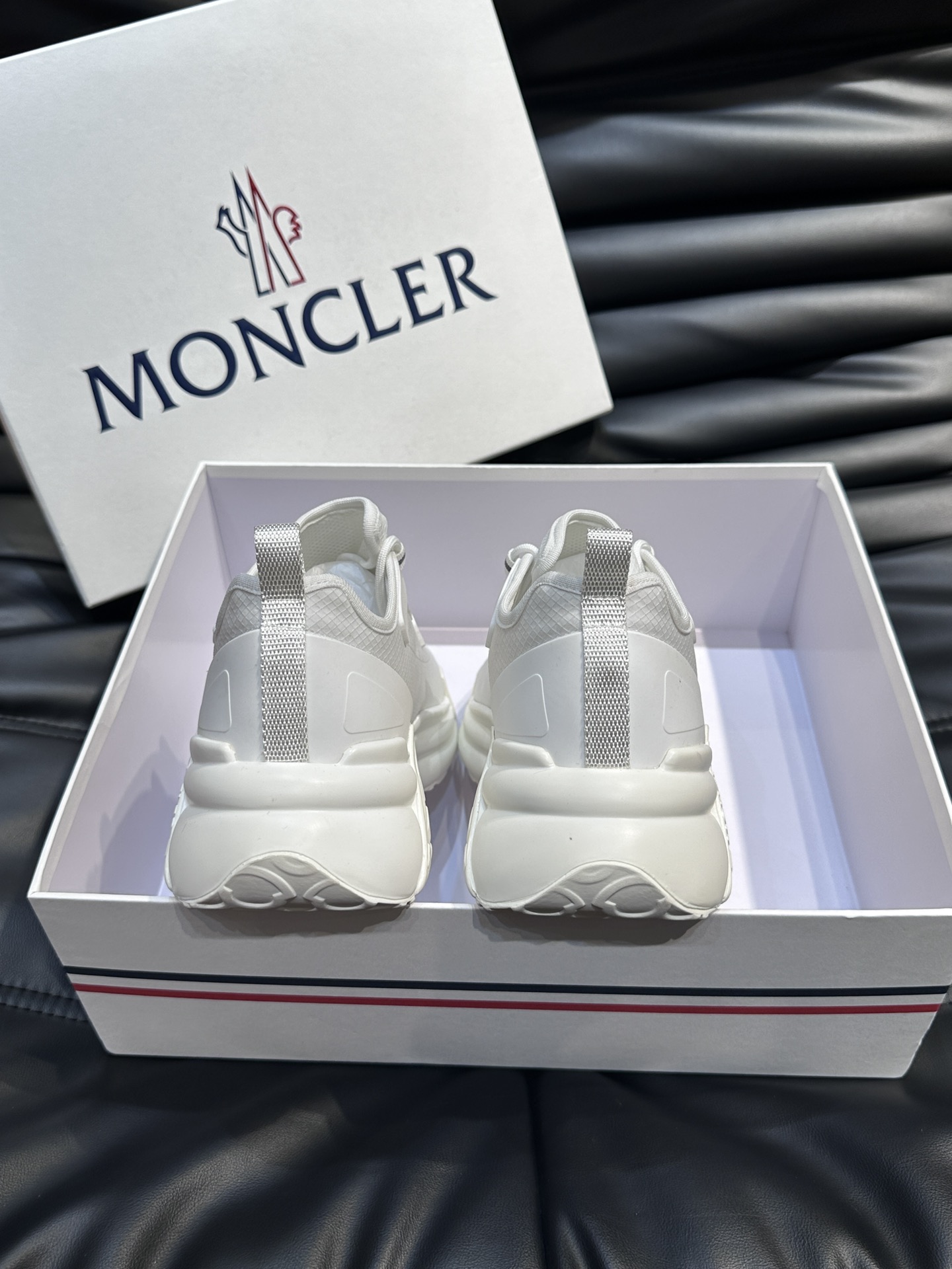 Moncler/蒙口男士休闲运动鞋设有醒目的logo细节橡胶TPU鞋底面整体点缀注塑Moncler徽标兼