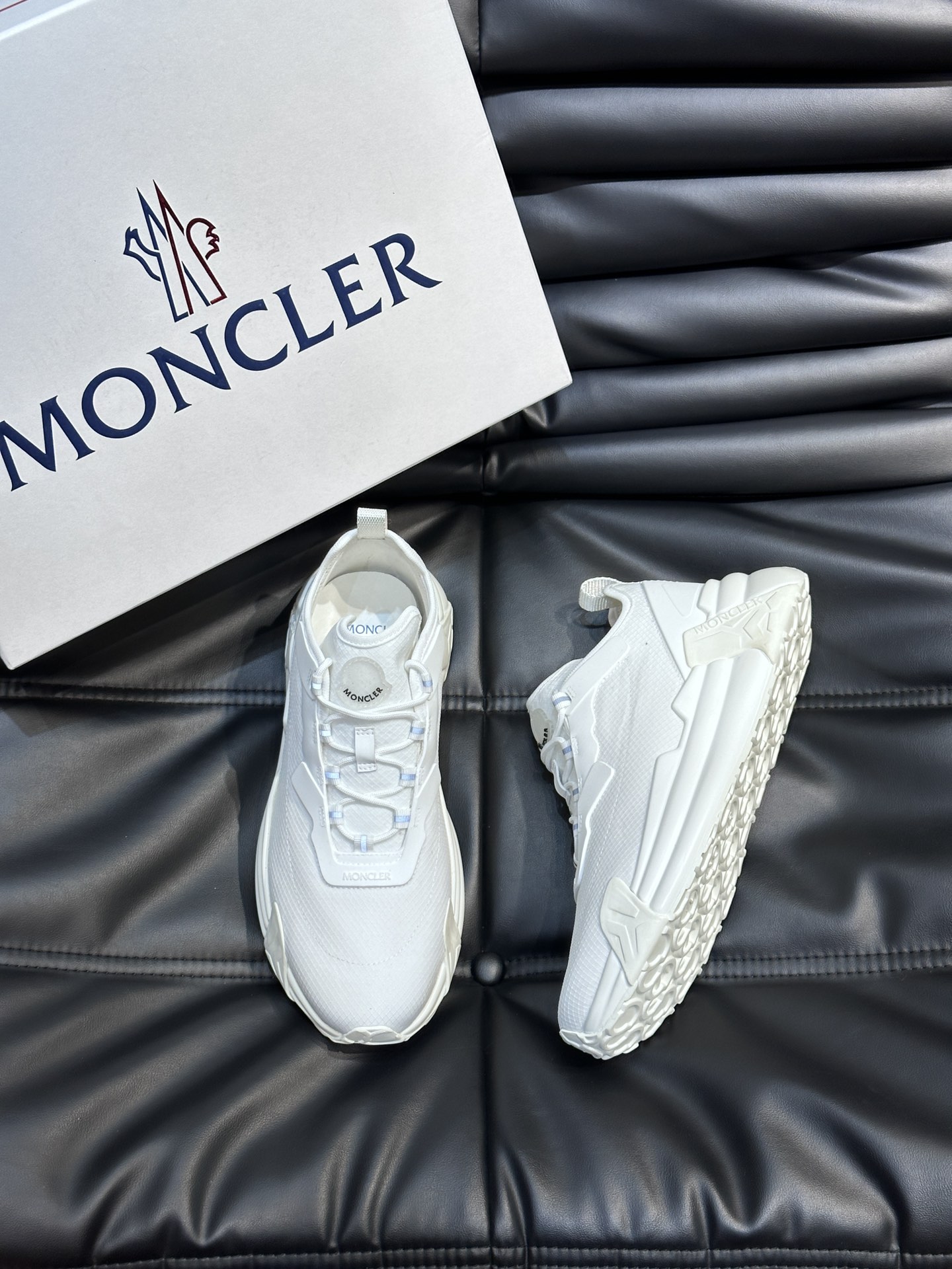 Moncler/蒙口男士休闲运动鞋设有醒目的logo细节橡胶TPU鞋底面整体点缀注塑Moncler徽标兼