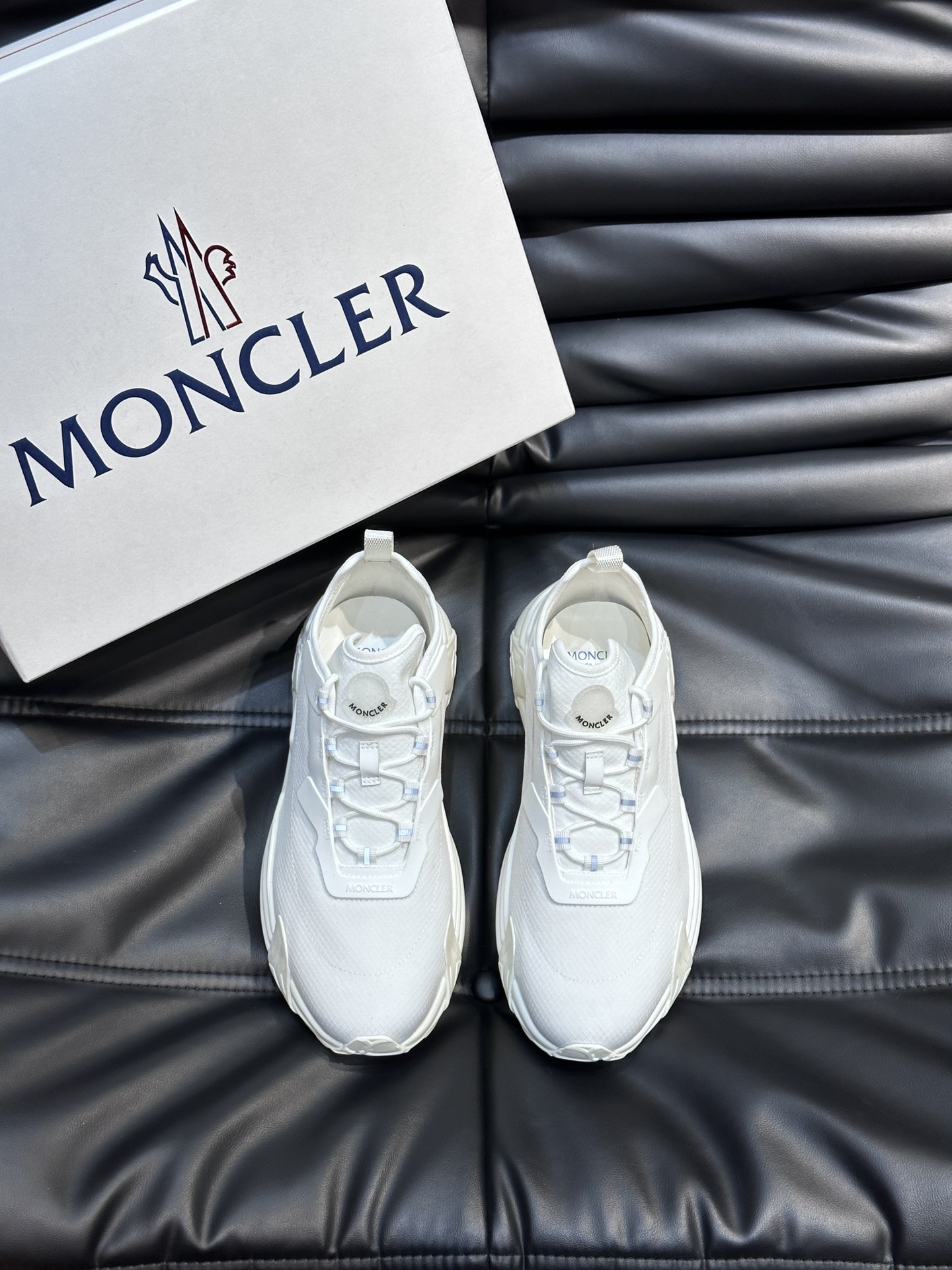 Moncler/蒙口男士休闲运动鞋设有醒目的logo细节橡胶TPU鞋底面整体点缀注塑Moncler徽标兼