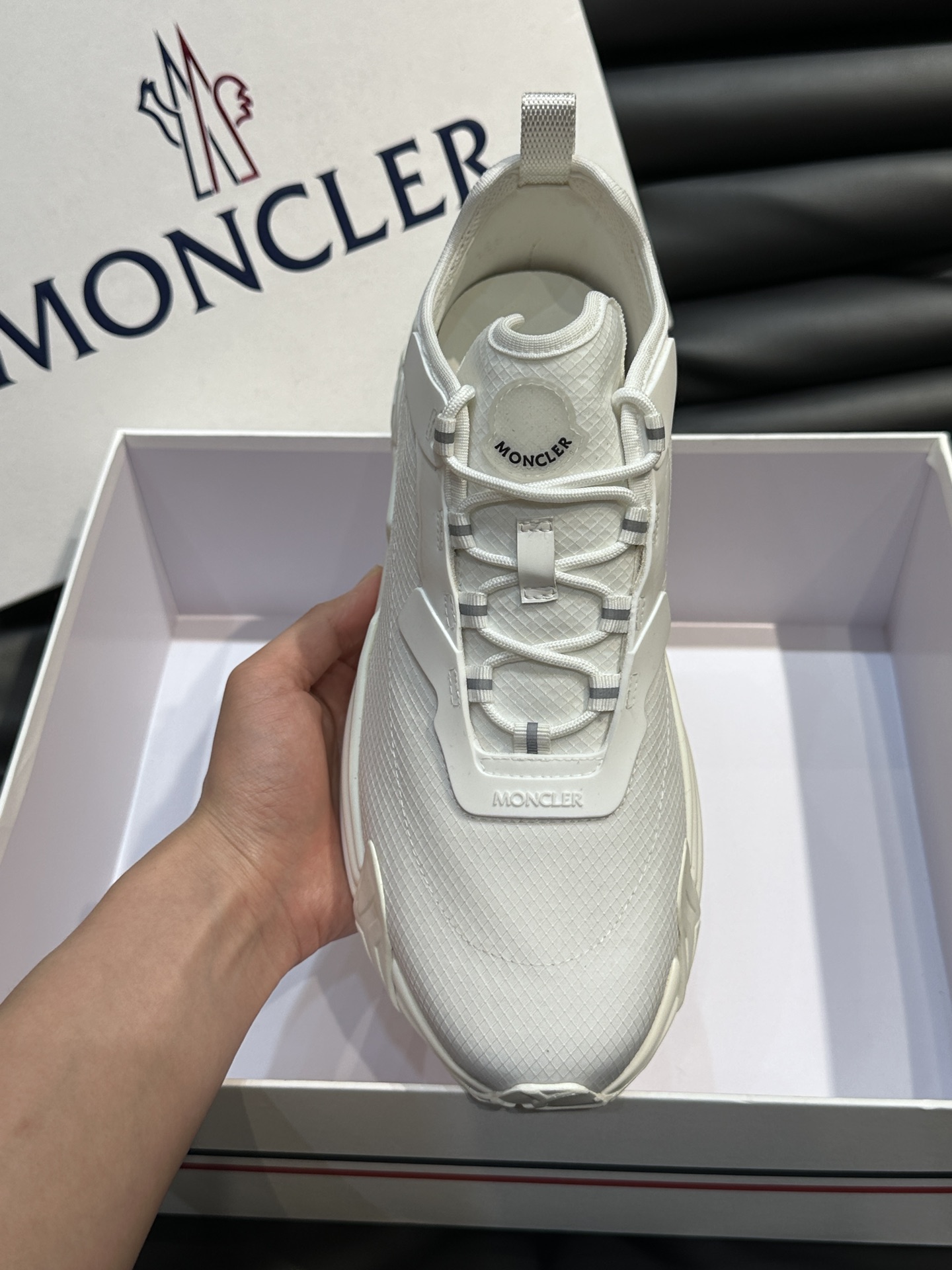 Moncler/蒙口男士休闲运动鞋设有醒目的logo细节橡胶TPU鞋底面整体点缀注塑Moncler徽标兼