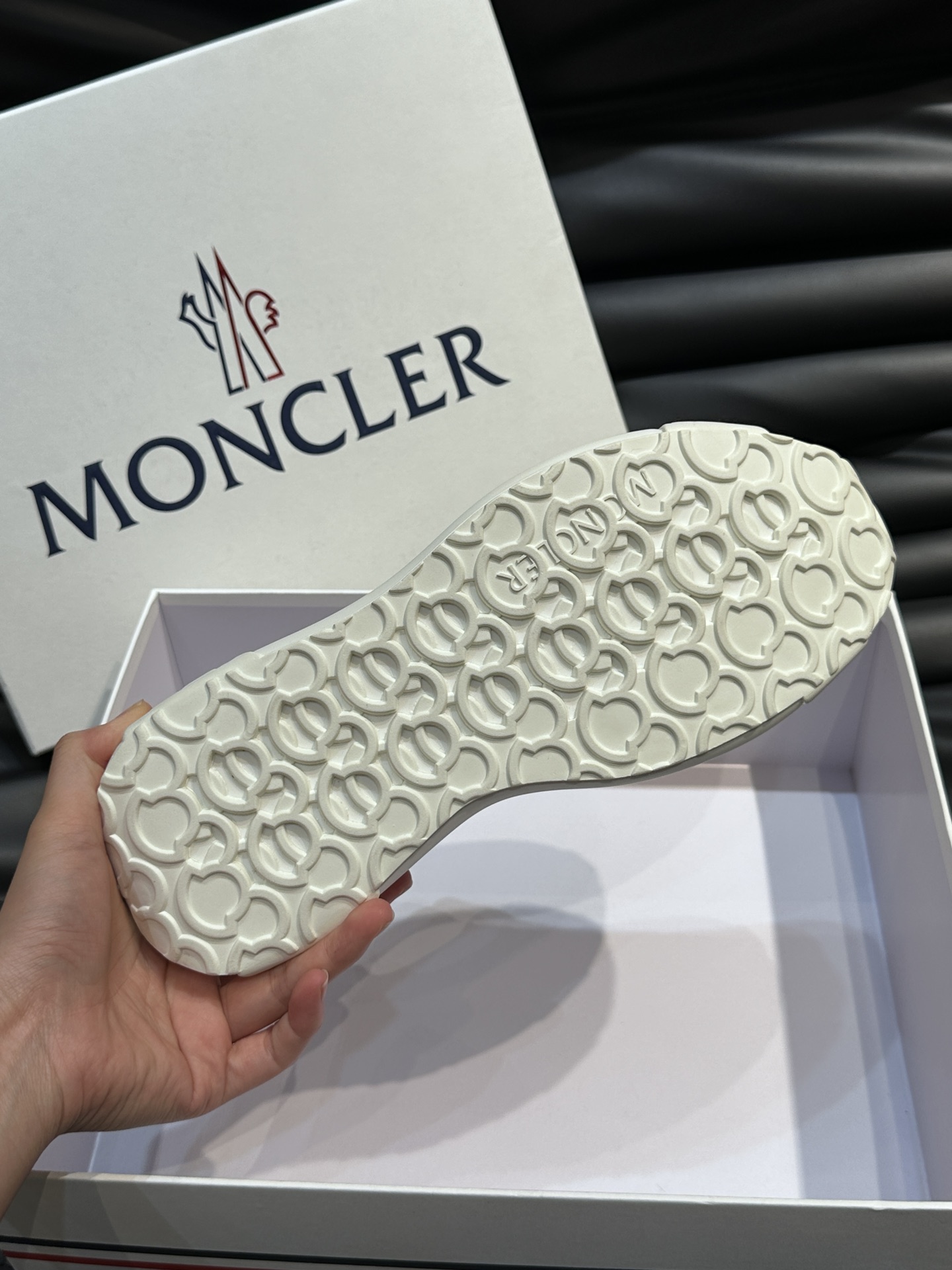 Moncler/蒙口男士休闲运动鞋设有醒目的logo细节橡胶TPU鞋底面整体点缀注塑Moncler徽标兼