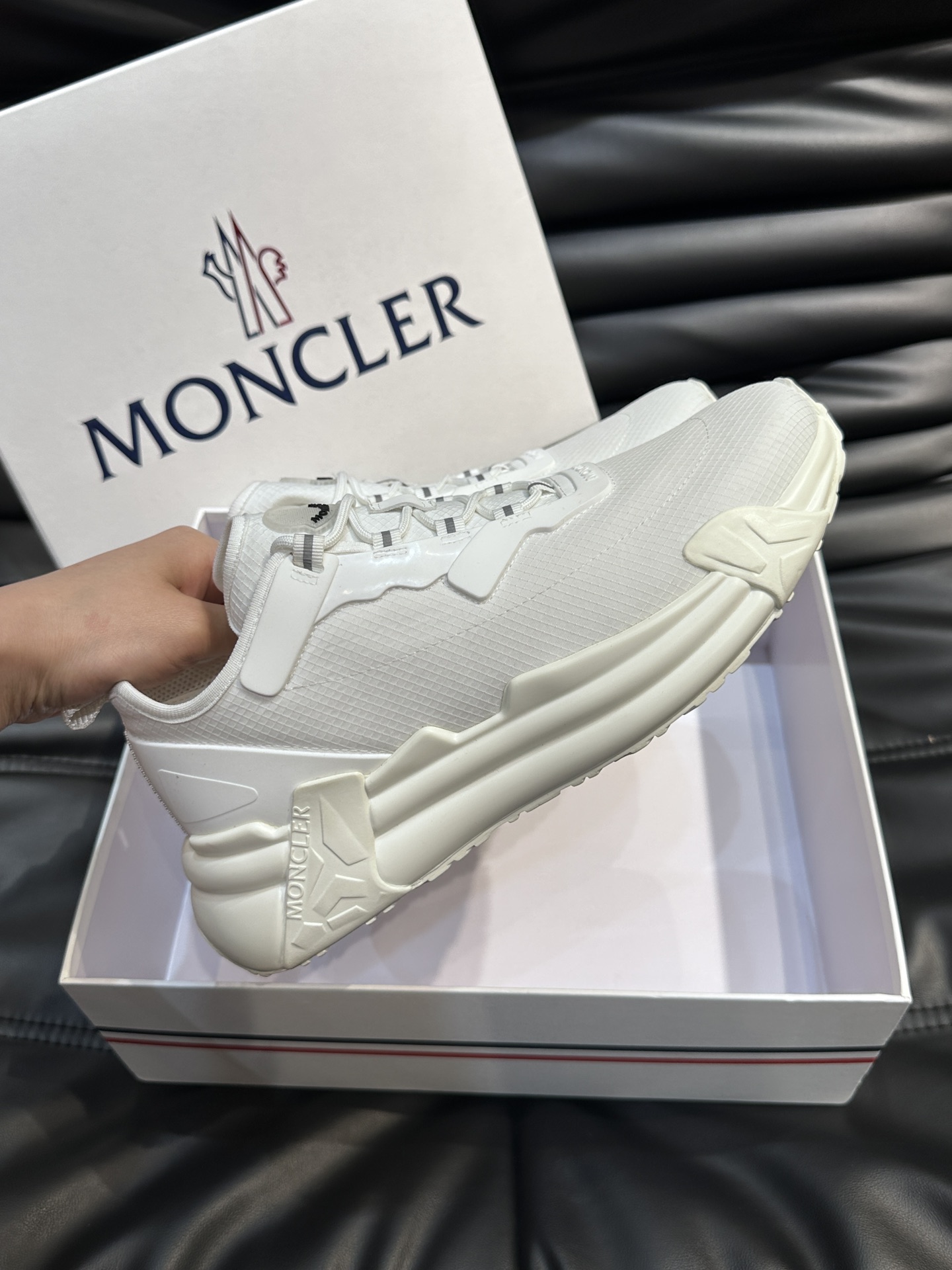 Moncler/蒙口男士休闲运动鞋设有醒目的logo细节橡胶TPU鞋底面整体点缀注塑Moncler徽标兼