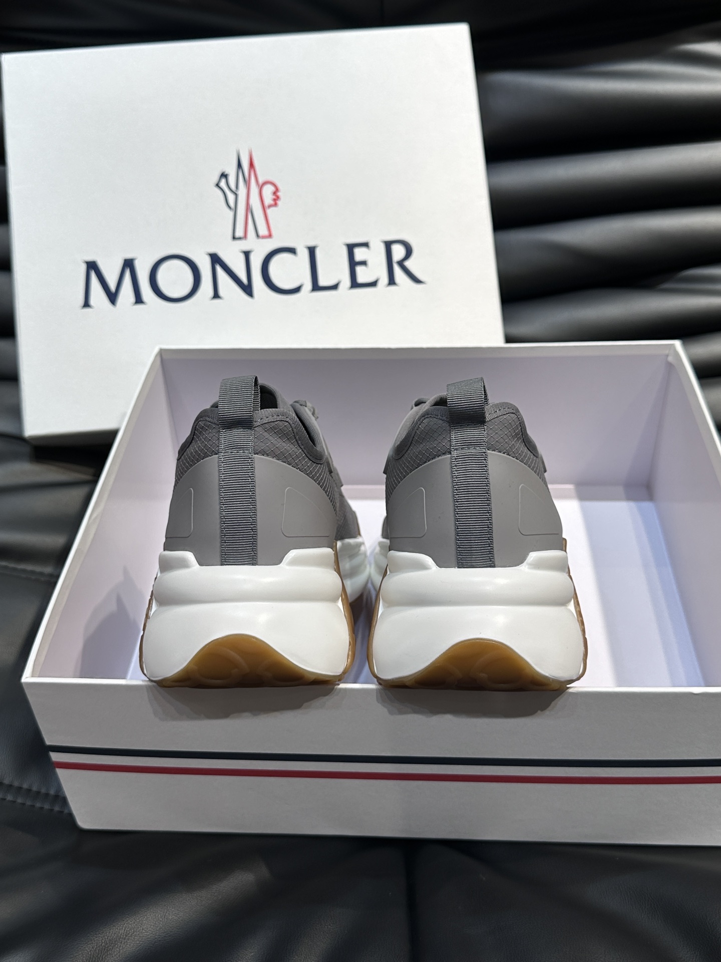 Moncler/蒙口男士休闲运动鞋设有醒目的logo细节橡胶TPU鞋底面整体点缀注塑Moncler徽标兼