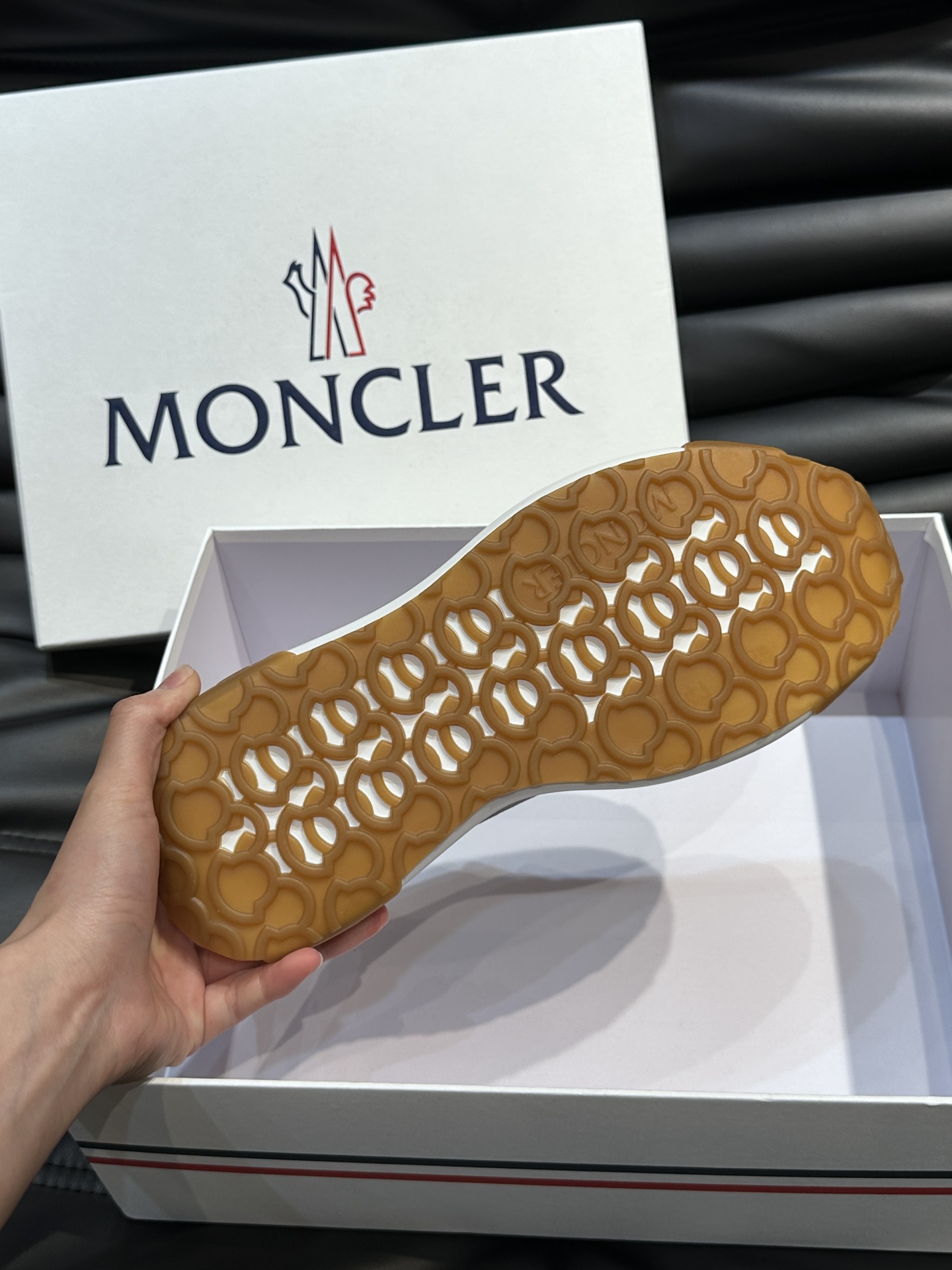 Moncler/蒙口男士休闲运动鞋设有醒目的logo细节橡胶TPU鞋底面整体点缀注塑Moncler徽标兼