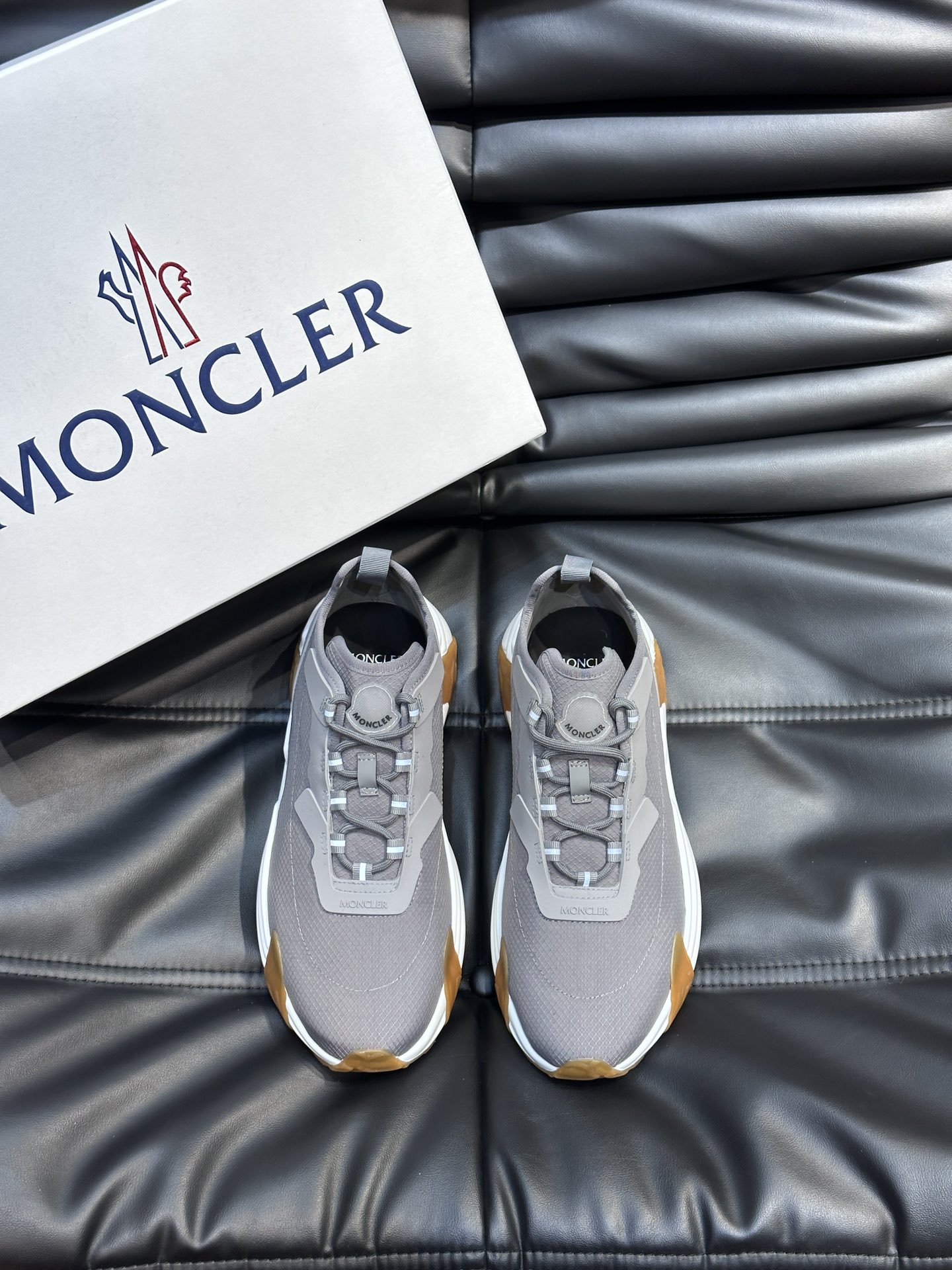 Moncler/蒙口男士休闲运动鞋设有醒目的logo细节橡胶TPU鞋底面整体点缀注塑Moncler徽标兼