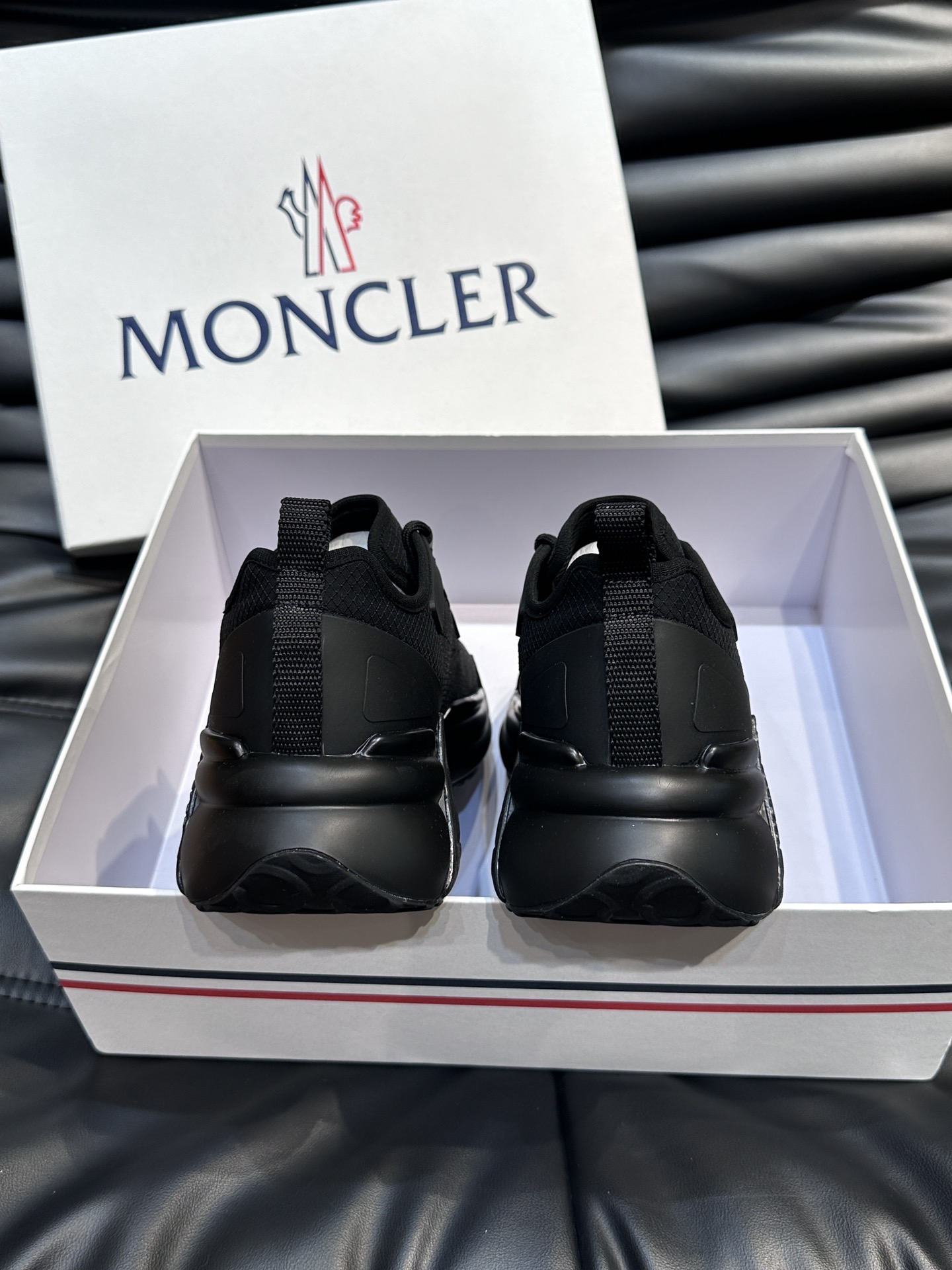 Moncler/蒙口男士休闲运动鞋设有醒目的logo细节橡胶TPU鞋底面整体点缀注塑Moncler徽标兼