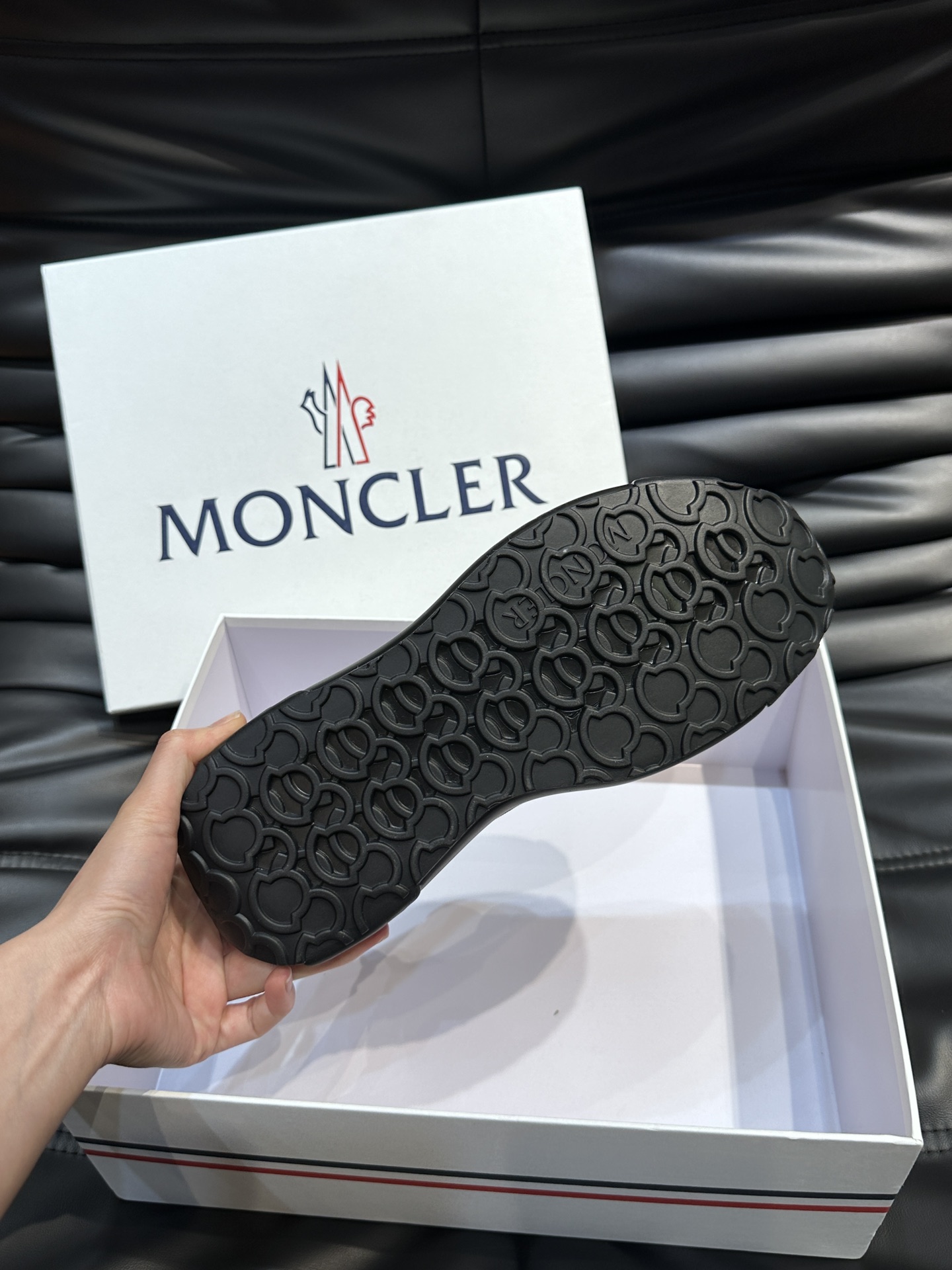 Moncler/蒙口男士休闲运动鞋设有醒目的logo细节橡胶TPU鞋底面整体点缀注塑Moncler徽标兼