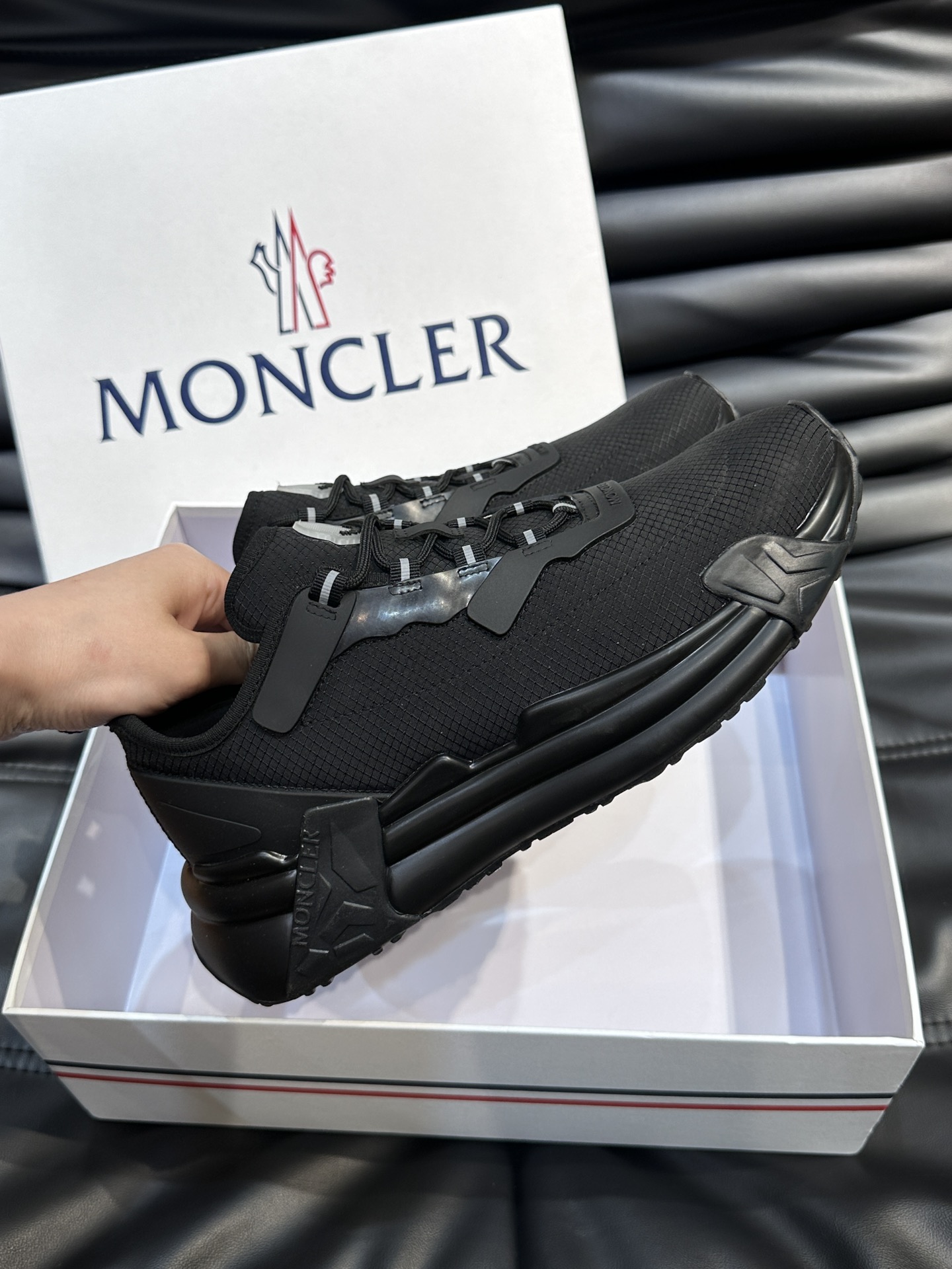 Moncler/蒙口男士休闲运动鞋设有醒目的logo细节橡胶TPU鞋底面整体点缀注塑Moncler徽标兼