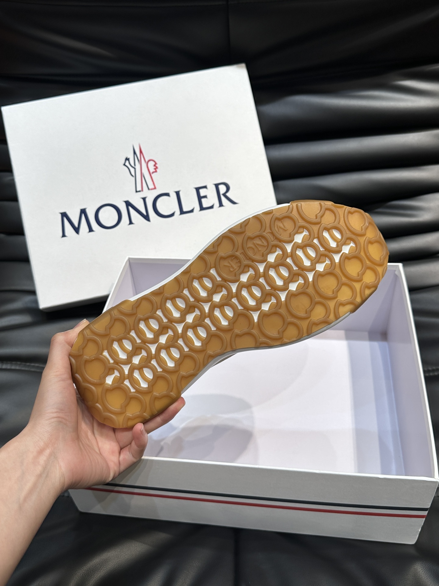 Moncler/蒙口男士休闲运动鞋设有醒目的logo细节橡胶TPU鞋底面整体点缀注塑Moncler徽标兼