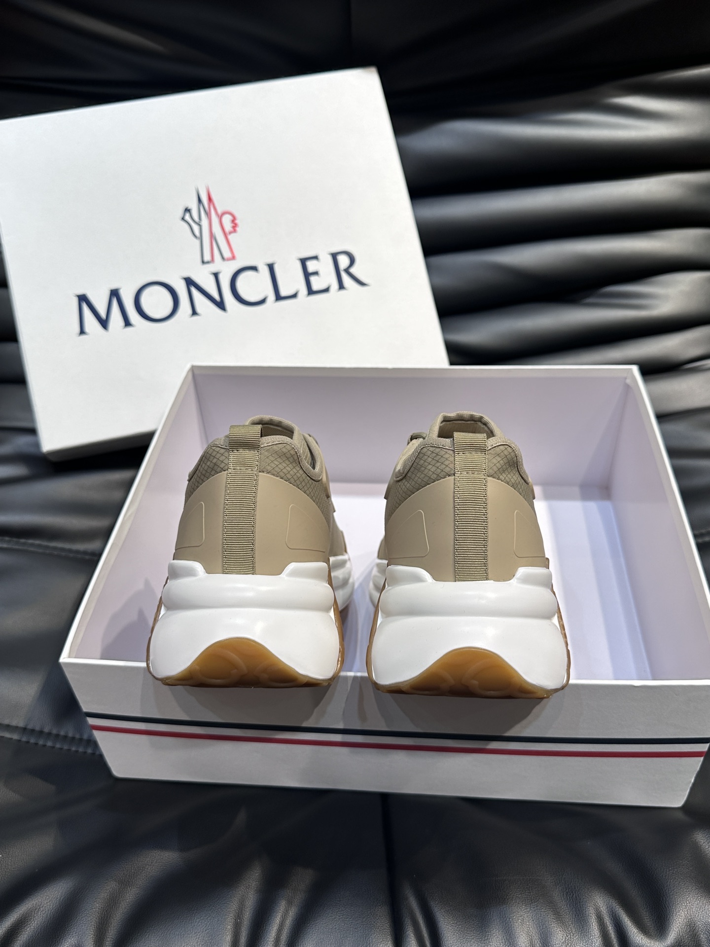 Moncler/蒙口男士休闲运动鞋设有醒目的logo细节橡胶TPU鞋底面整体点缀注塑Moncler徽标兼