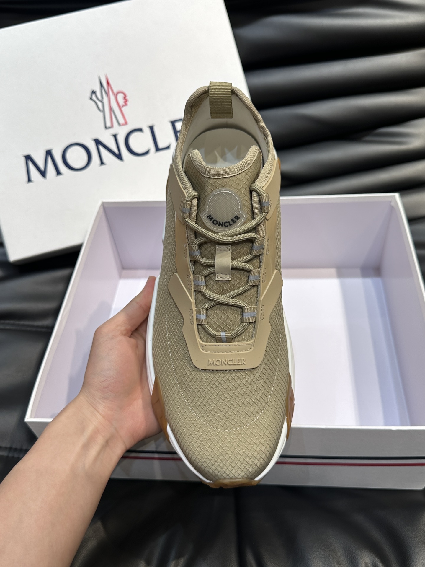 Moncler/蒙口男士休闲运动鞋设有醒目的logo细节橡胶TPU鞋底面整体点缀注塑Moncler徽标兼