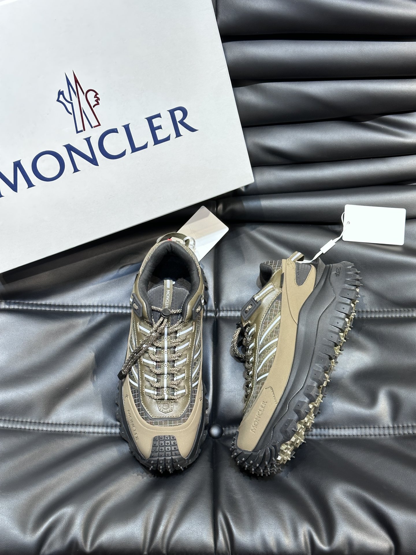 Moncler/蒙口男士户外系带运动鞋具有舒适防滑性能采用皮革和科技面料制成专为户外跑步或都市漫步而设兼