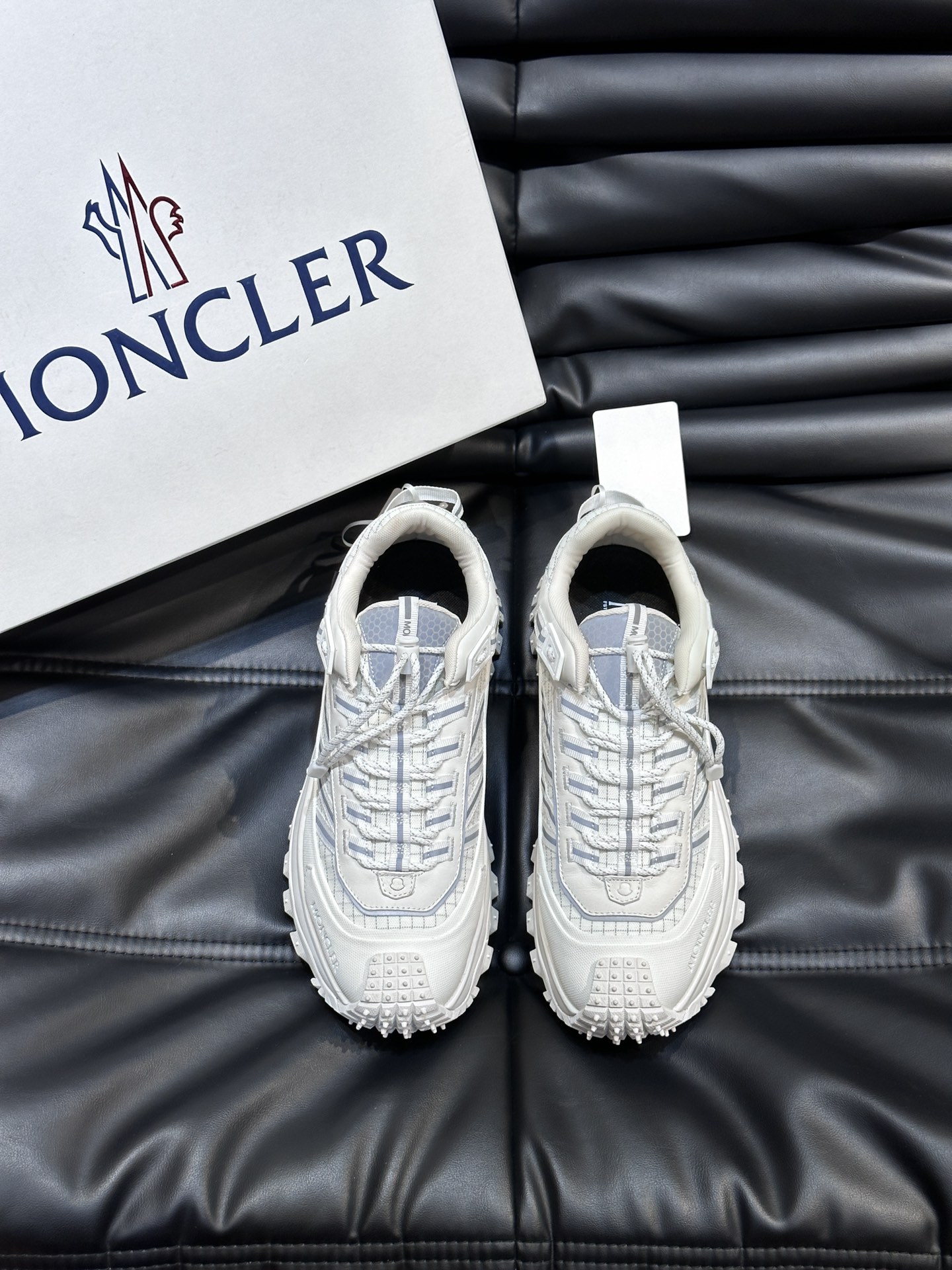 Moncler/蒙口男士户外系带运动鞋具有舒适防滑性能采用皮革和科技面料制成专为户外跑步或都市漫步而设兼