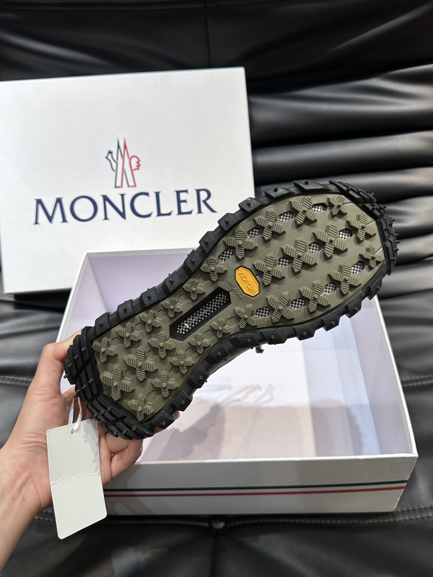 Moncler/蒙口男士户外系带运动鞋具有舒适防滑性能采用皮革和科技面料制成专为户外跑步或都市漫步而设兼