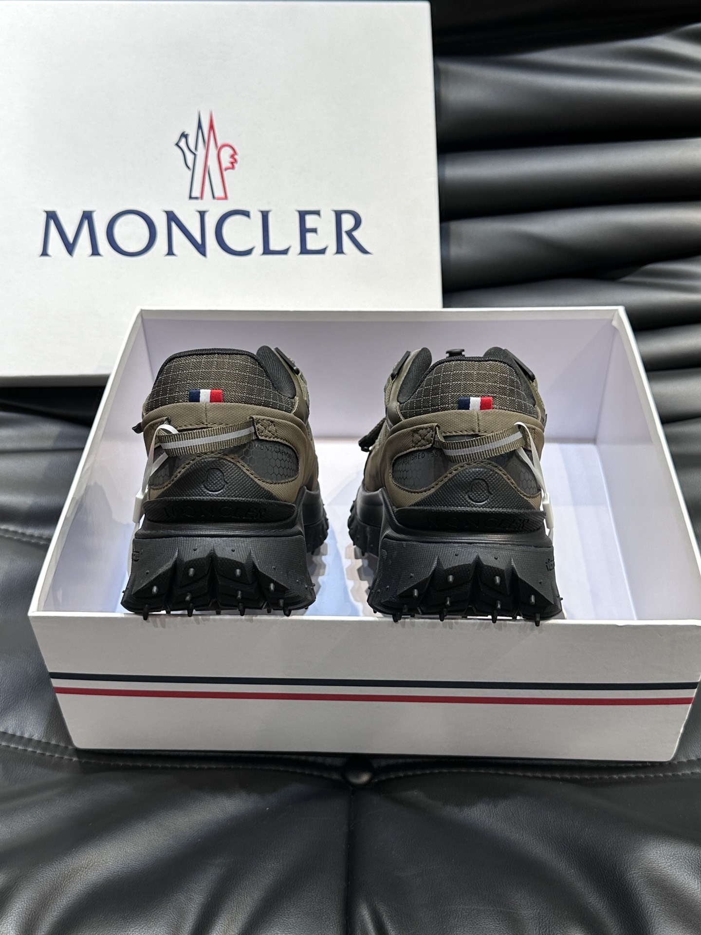 Moncler/蒙口男士户外系带运动鞋具有舒适防滑性能采用皮革和科技面料制成专为户外跑步或都市漫步而设兼