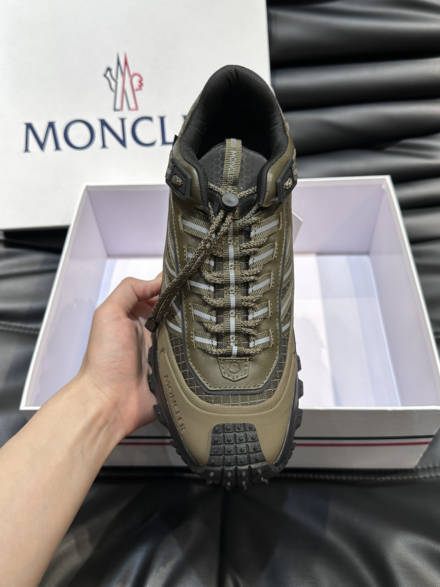 Moncler/蒙口男士户外系带运动鞋具有舒适防滑性能采用皮革和科技面料制成专为户外跑步或都市漫步而设兼