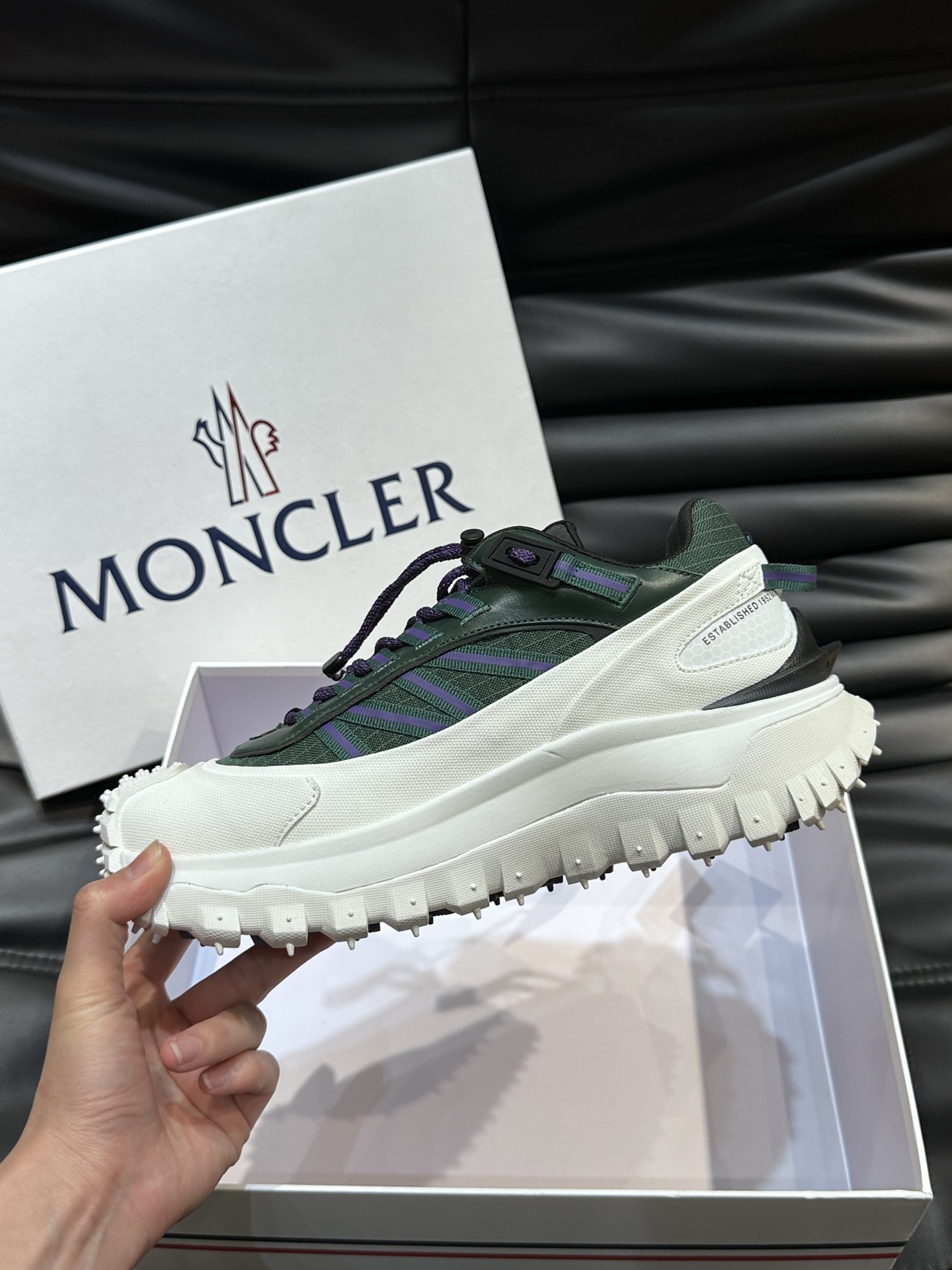 Moncler/蒙口男士户外系带运动鞋具有舒适防滑性能采用皮革和科技面料制成专为户外跑步或都市漫步而设兼