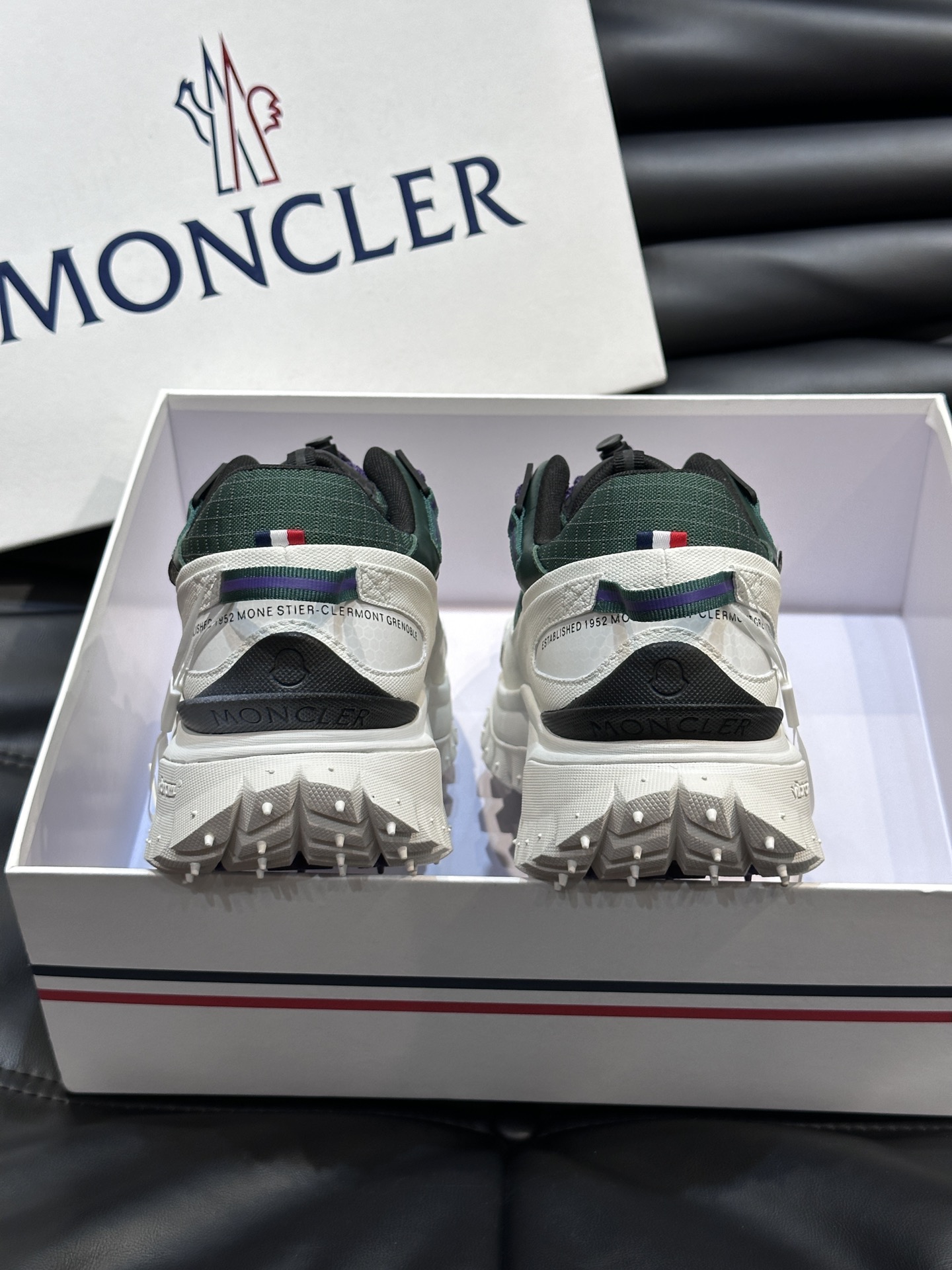 Moncler/蒙口男士户外系带运动鞋具有舒适防滑性能采用皮革和科技面料制成专为户外跑步或都市漫步而设兼