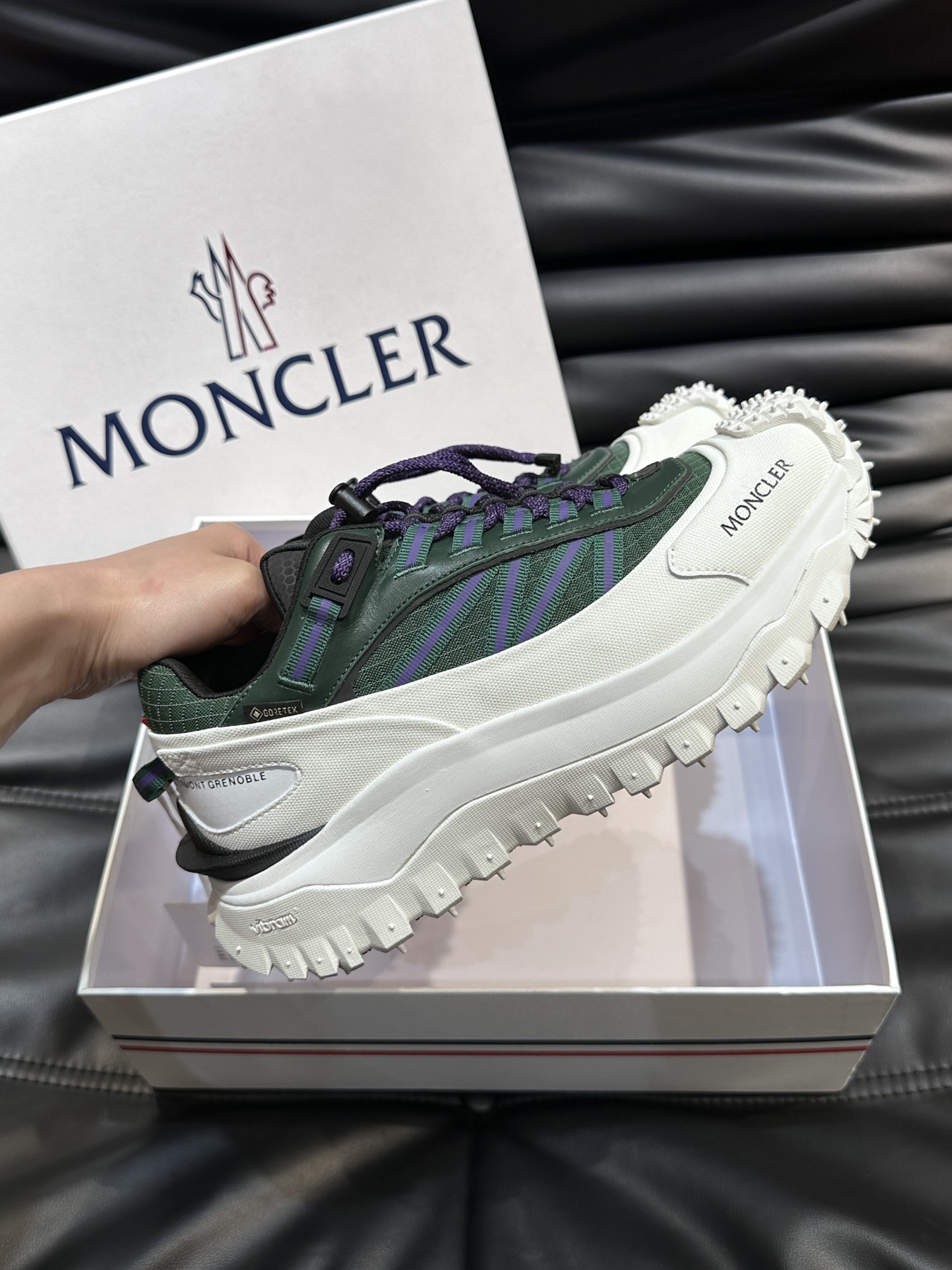 Moncler/蒙口男士户外系带运动鞋具有舒适防滑性能采用皮革和科技面料制成专为户外跑步或都市漫步而设兼