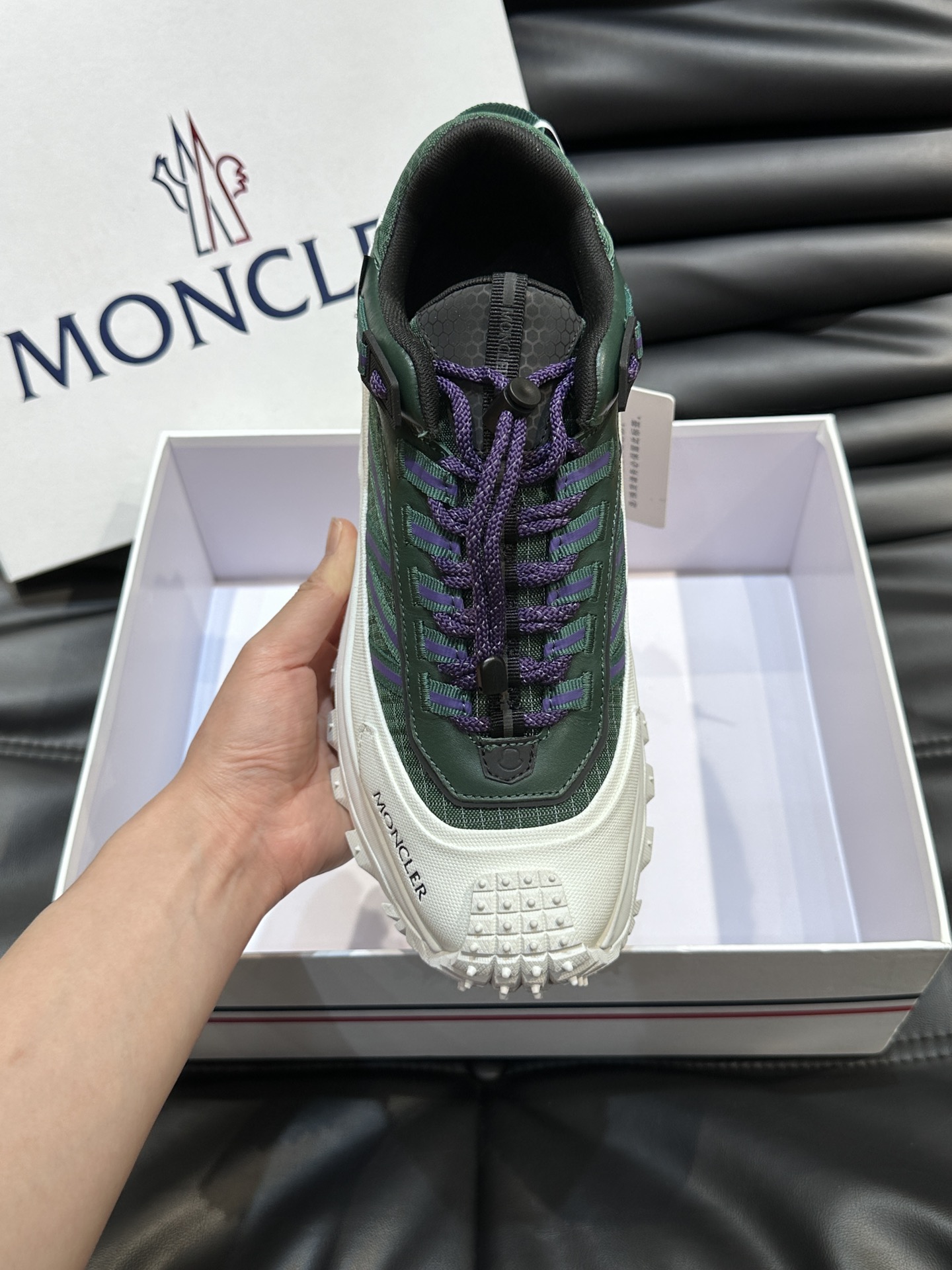 Moncler/蒙口男士户外系带运动鞋具有舒适防滑性能采用皮革和科技面料制成专为户外跑步或都市漫步而设兼