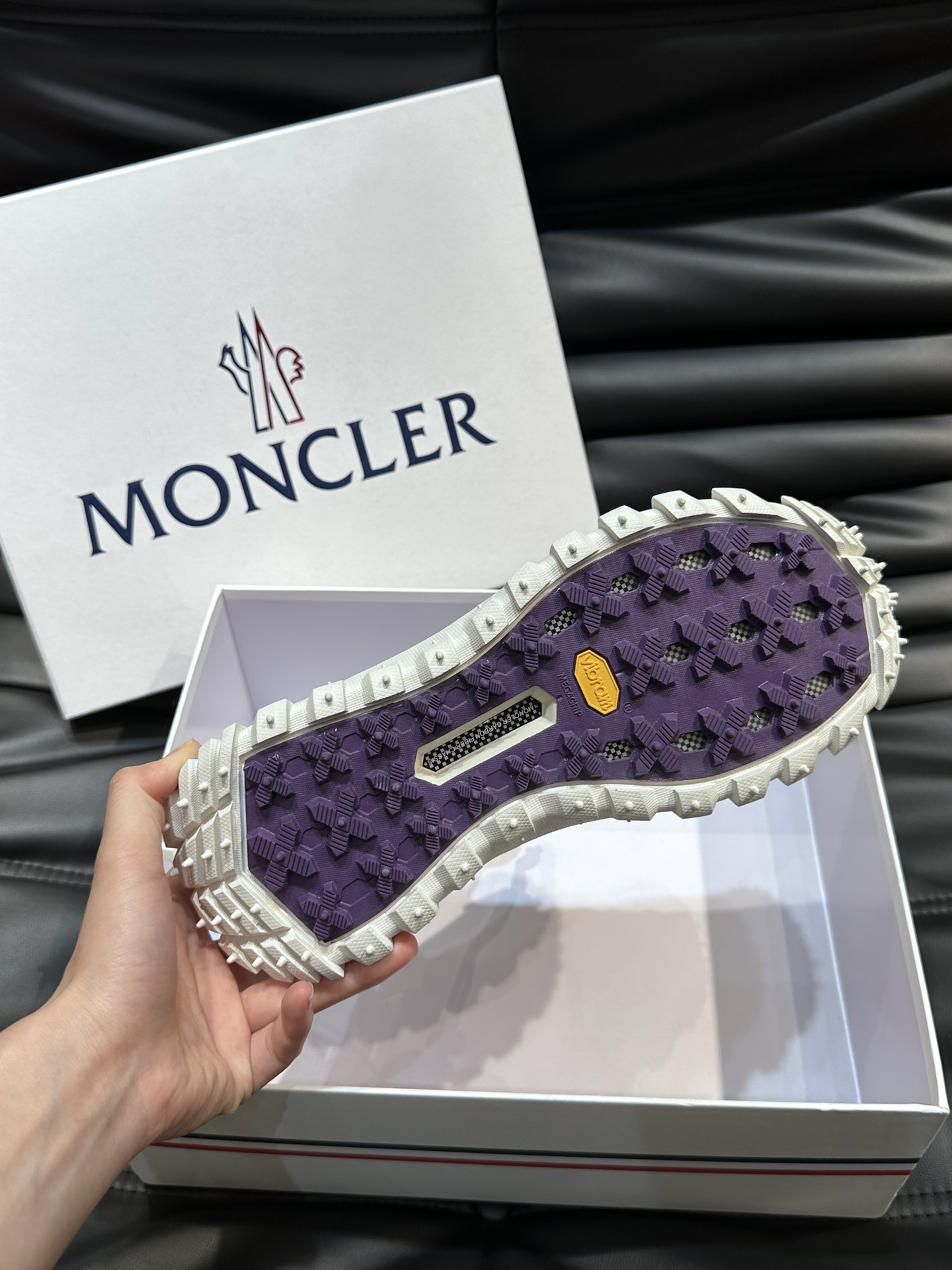 Moncler/蒙口男士户外系带运动鞋具有舒适防滑性能采用皮革和科技面料制成专为户外跑步或都市漫步而设兼