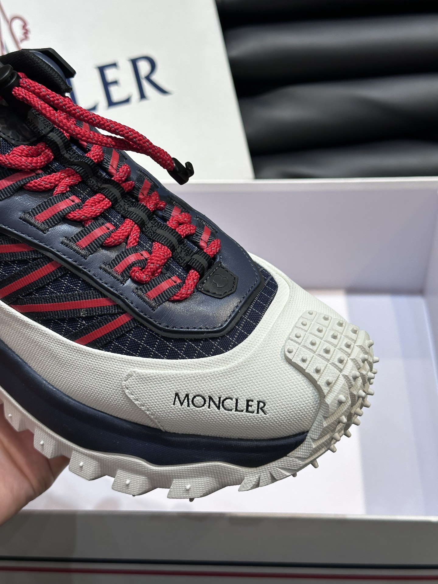 Moncler/蒙口男士户外系带运动鞋具有舒适防滑性能采用皮革和科技面料制成专为户外跑步或都市漫步而设兼