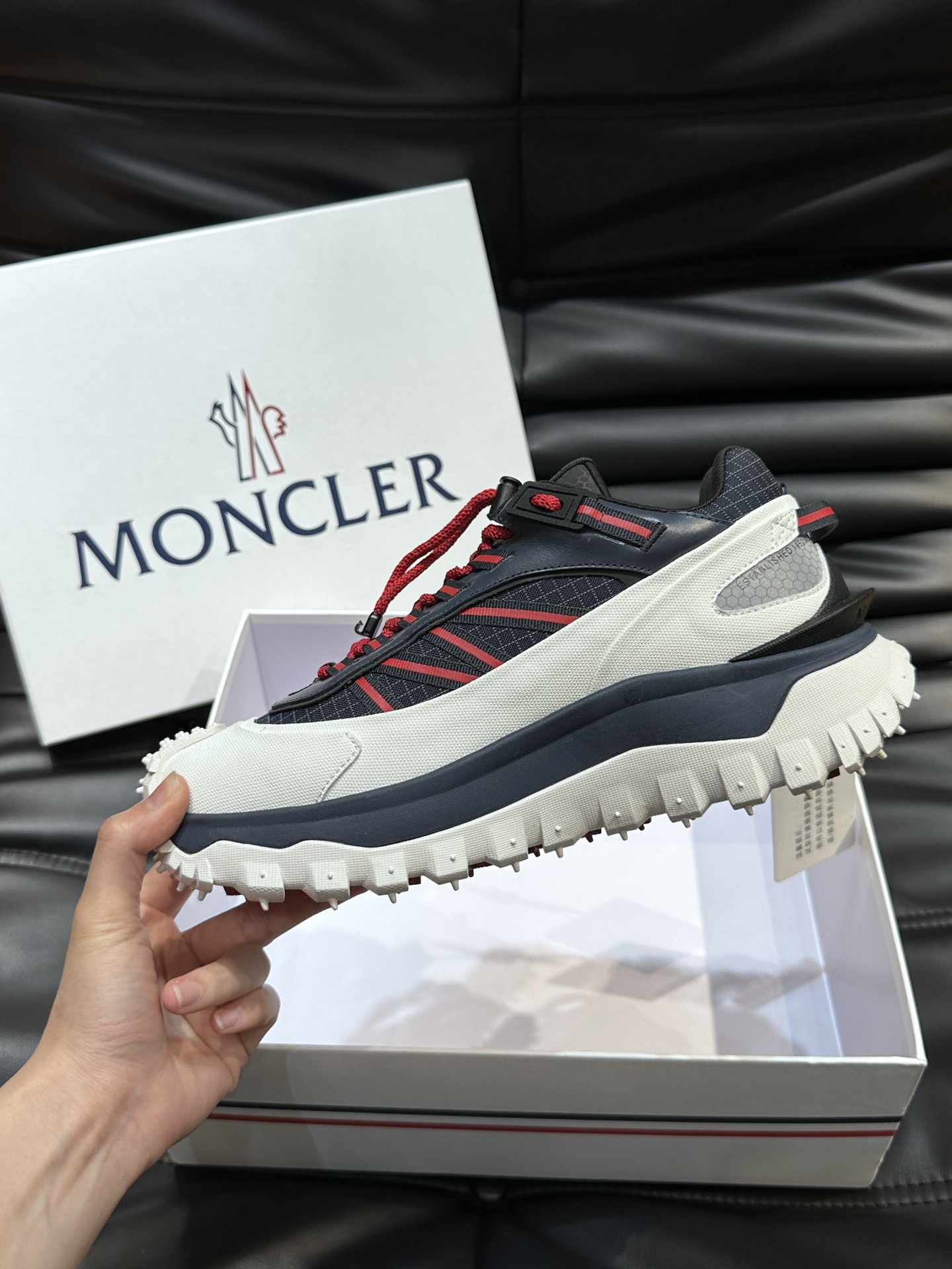 Moncler/蒙口男士户外系带运动鞋具有舒适防滑性能采用皮革和科技面料制成专为户外跑步或都市漫步而设兼