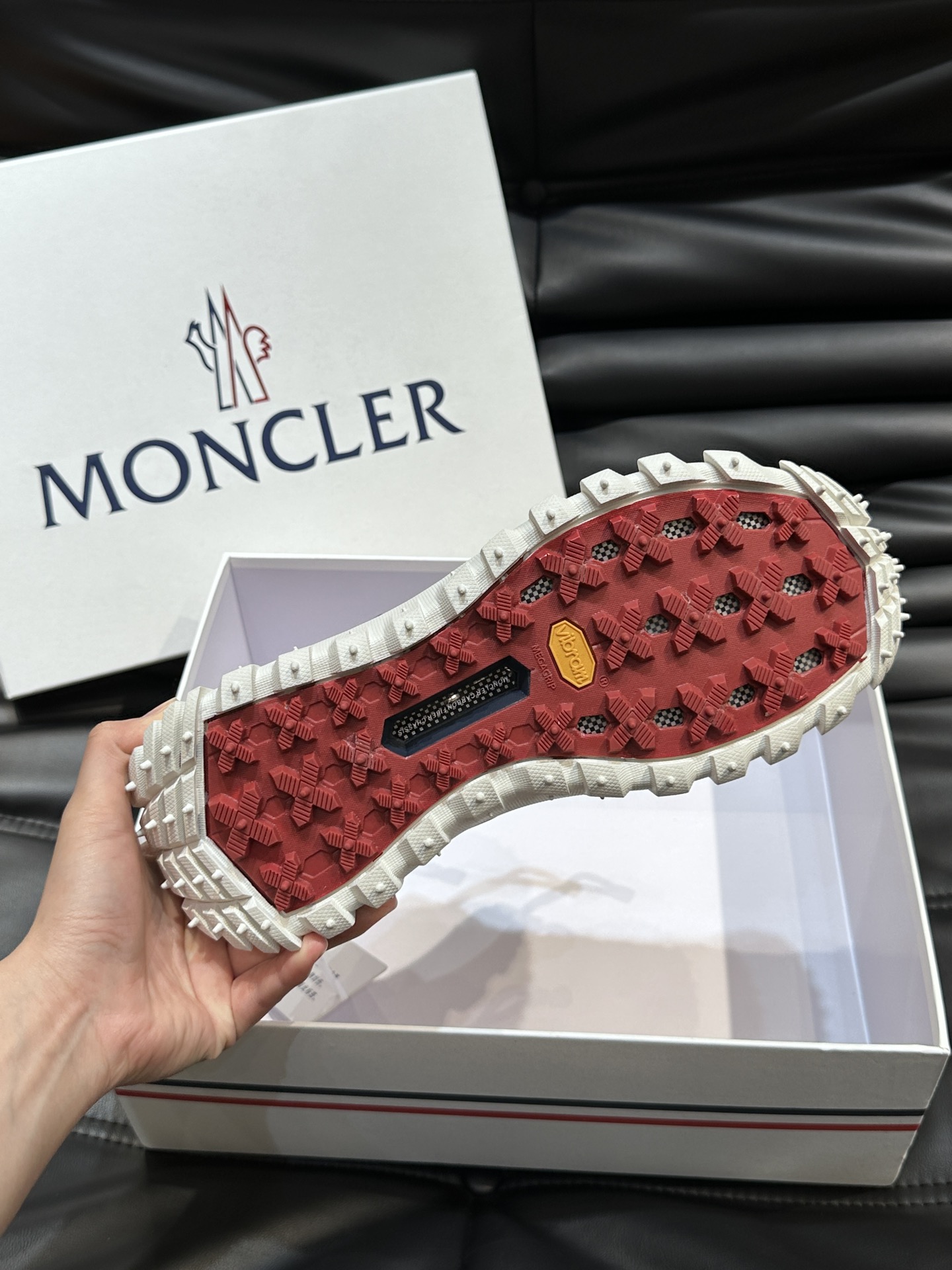 Moncler/蒙口男士户外系带运动鞋具有舒适防滑性能采用皮革和科技面料制成专为户外跑步或都市漫步而设兼