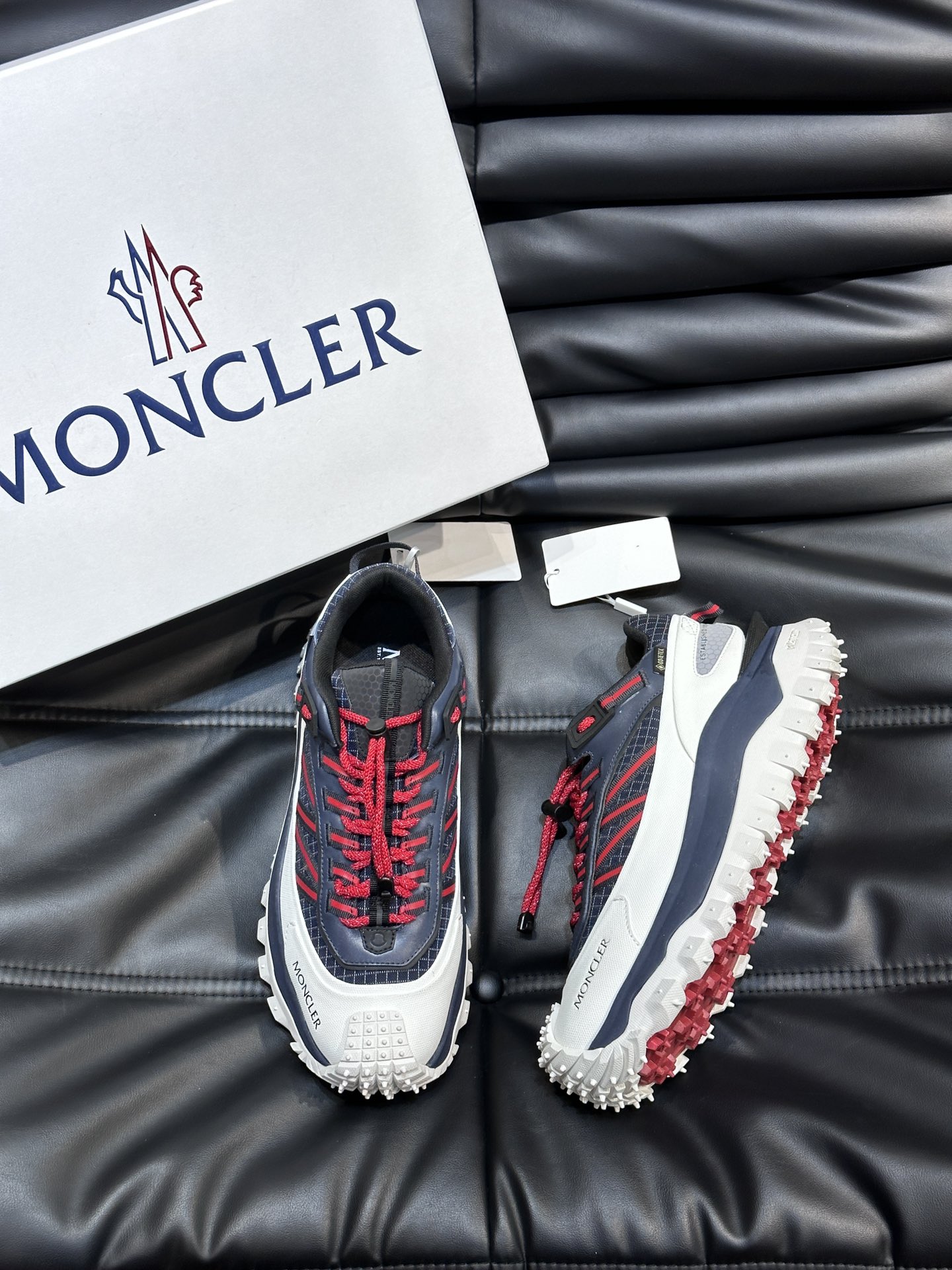 Moncler/蒙口男士户外系带运动鞋具有舒适防滑性能采用皮革和科技面料制成专为户外跑步或都市漫步而设兼