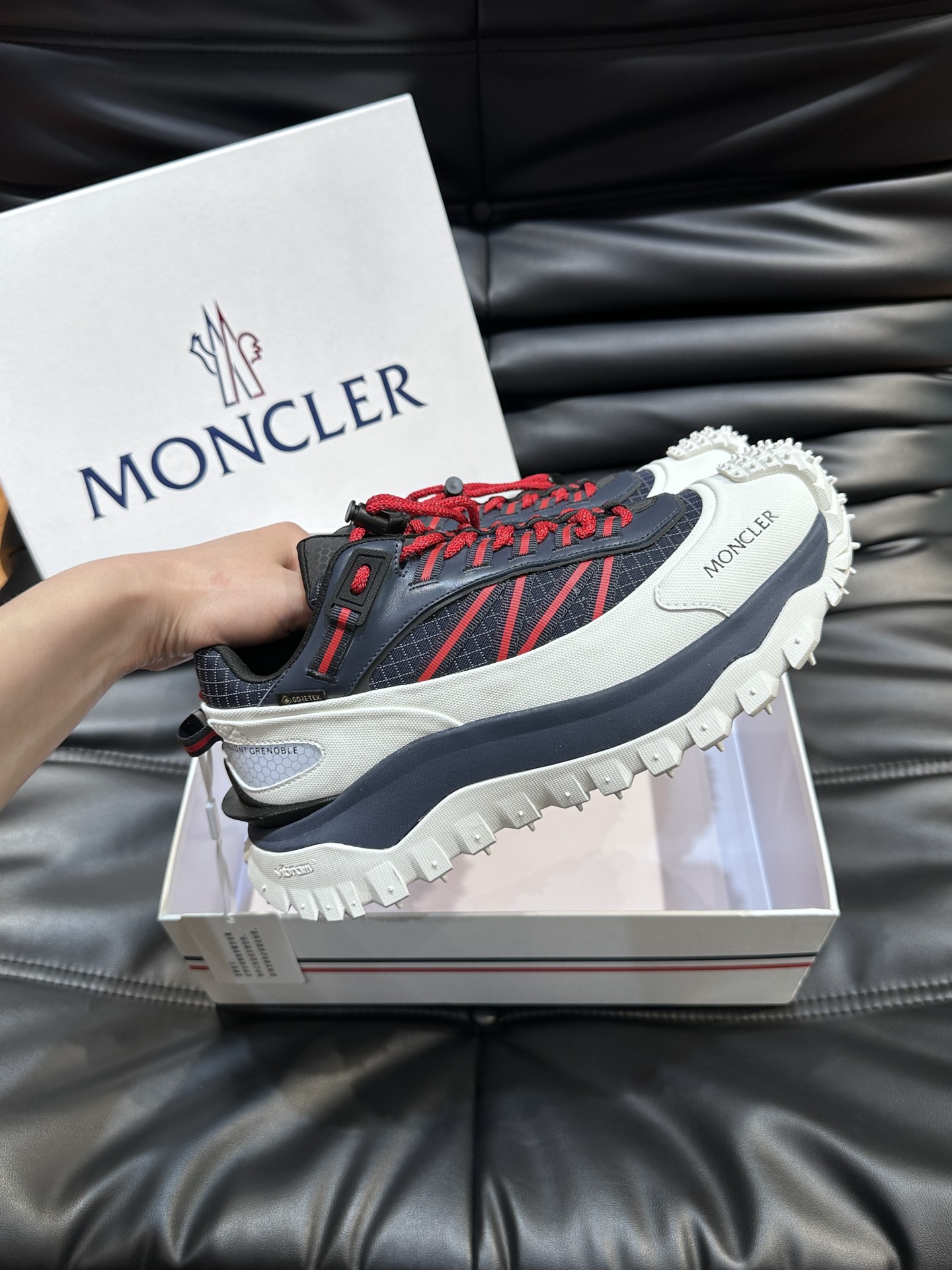 Moncler/蒙口男士户外系带运动鞋具有舒适防滑性能采用皮革和科技面料制成专为户外跑步或都市漫步而设兼