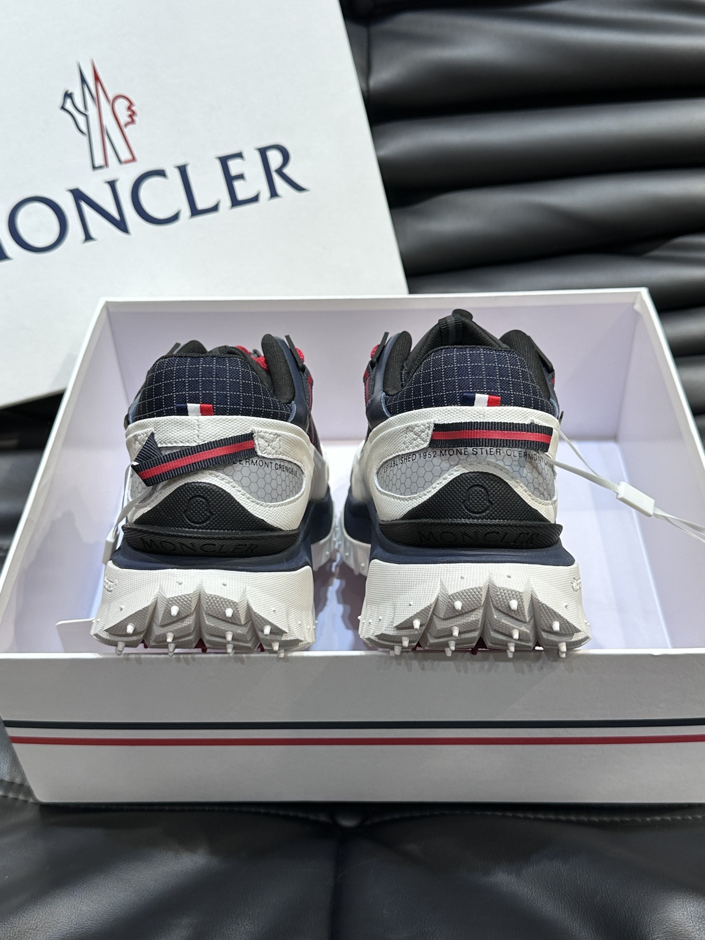 Moncler/蒙口男士户外系带运动鞋具有舒适防滑性能采用皮革和科技面料制成专为户外跑步或都市漫步而设兼