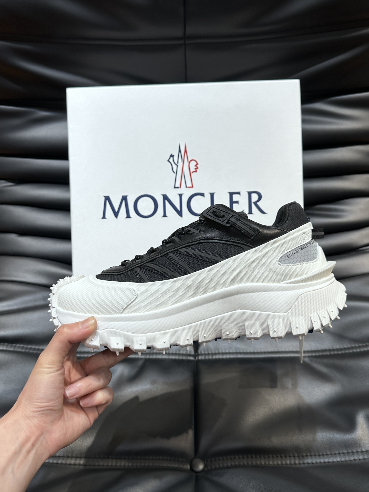 Moncler/蒙口男士户外系带运动鞋具有舒适防滑性能采用皮革和科技面料制成专为户外跑步或都市漫步而设兼