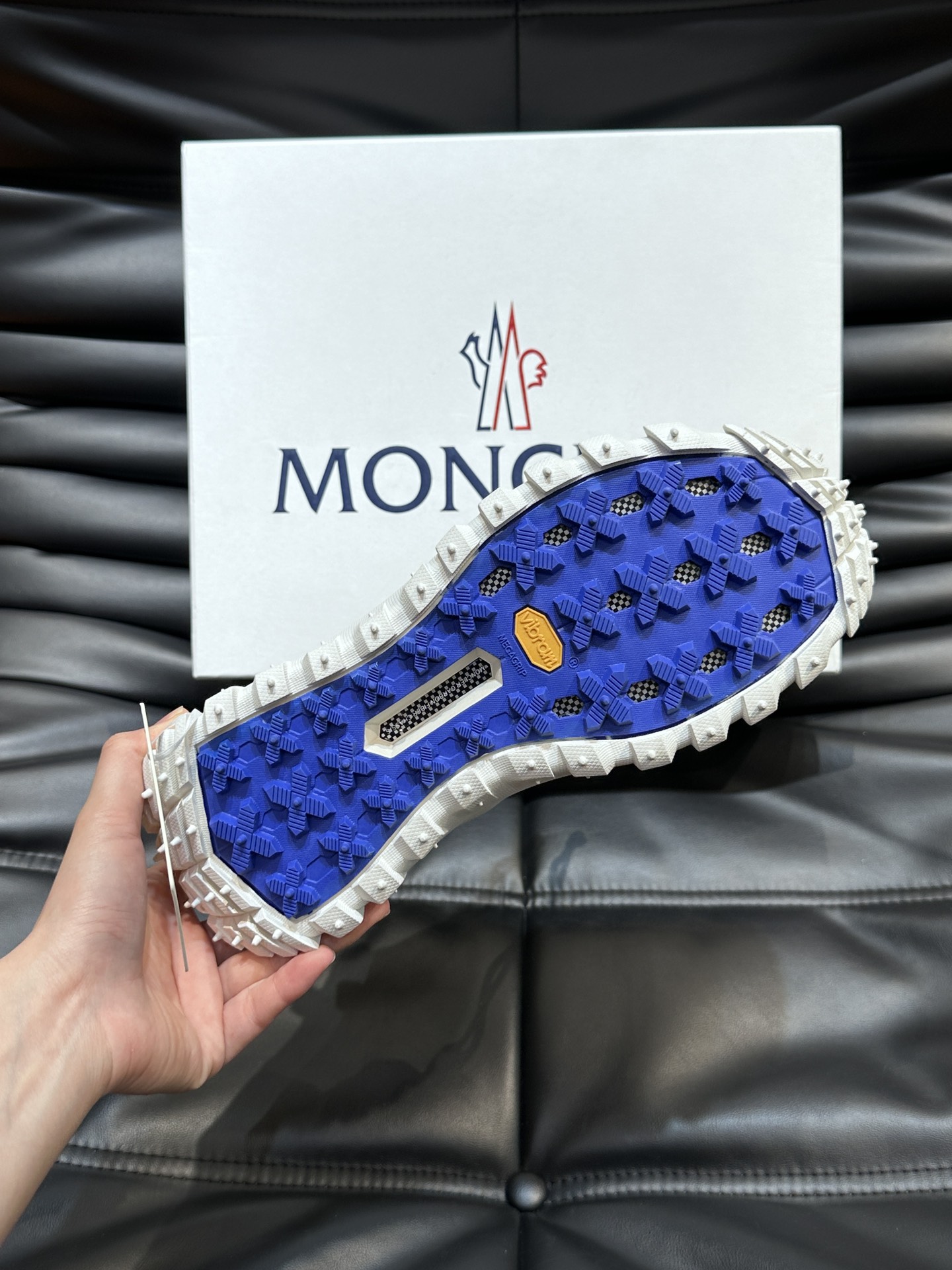 Moncler/蒙口男士户外系带运动鞋具有舒适防滑性能采用皮革和科技面料制成专为户外跑步或都市漫步而设兼