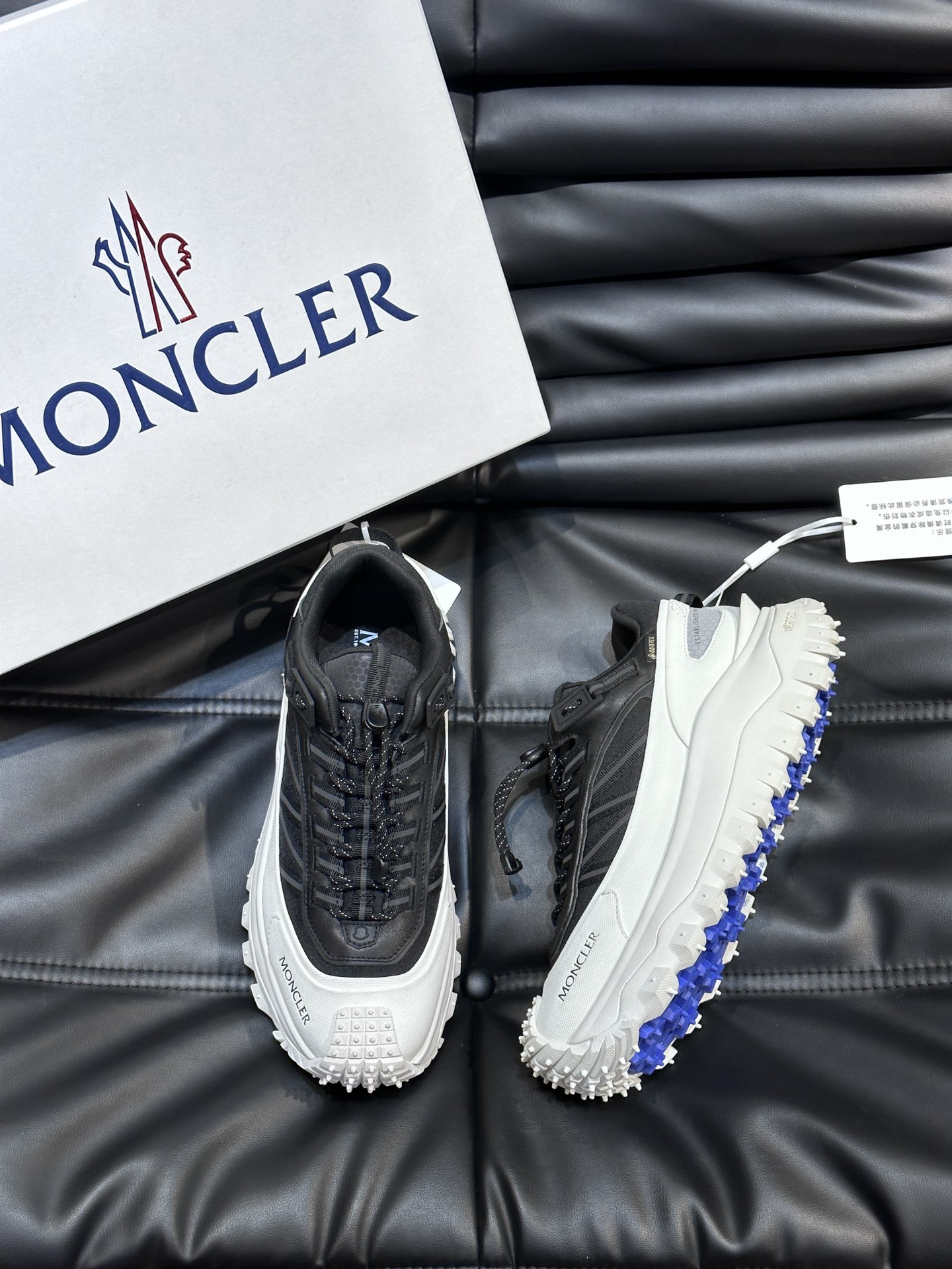 Moncler/蒙口男士户外系带运动鞋具有舒适防滑性能采用皮革和科技面料制成专为户外跑步或都市漫步而设兼