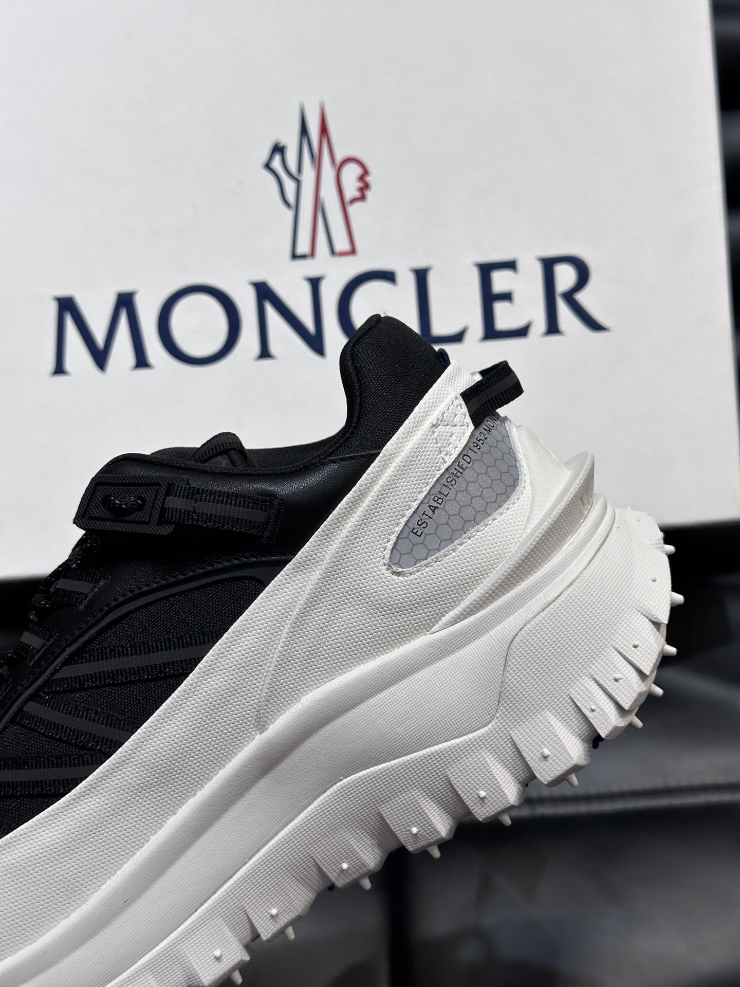 Moncler/蒙口男士户外系带运动鞋具有舒适防滑性能采用皮革和科技面料制成专为户外跑步或都市漫步而设兼