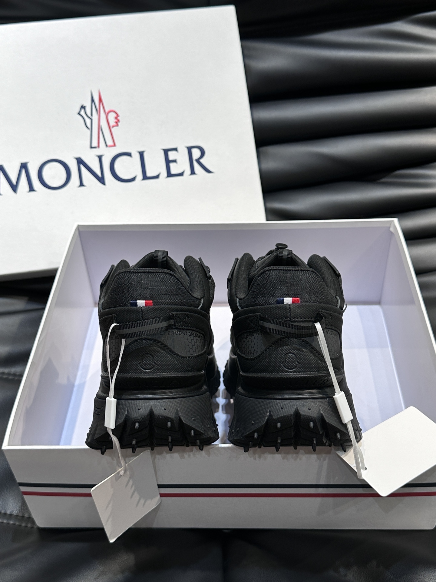 Moncler/蒙口男士户外系带运动鞋具有舒适防滑性能采用皮革和科技面料制成专为户外跑步或都市漫步而设兼