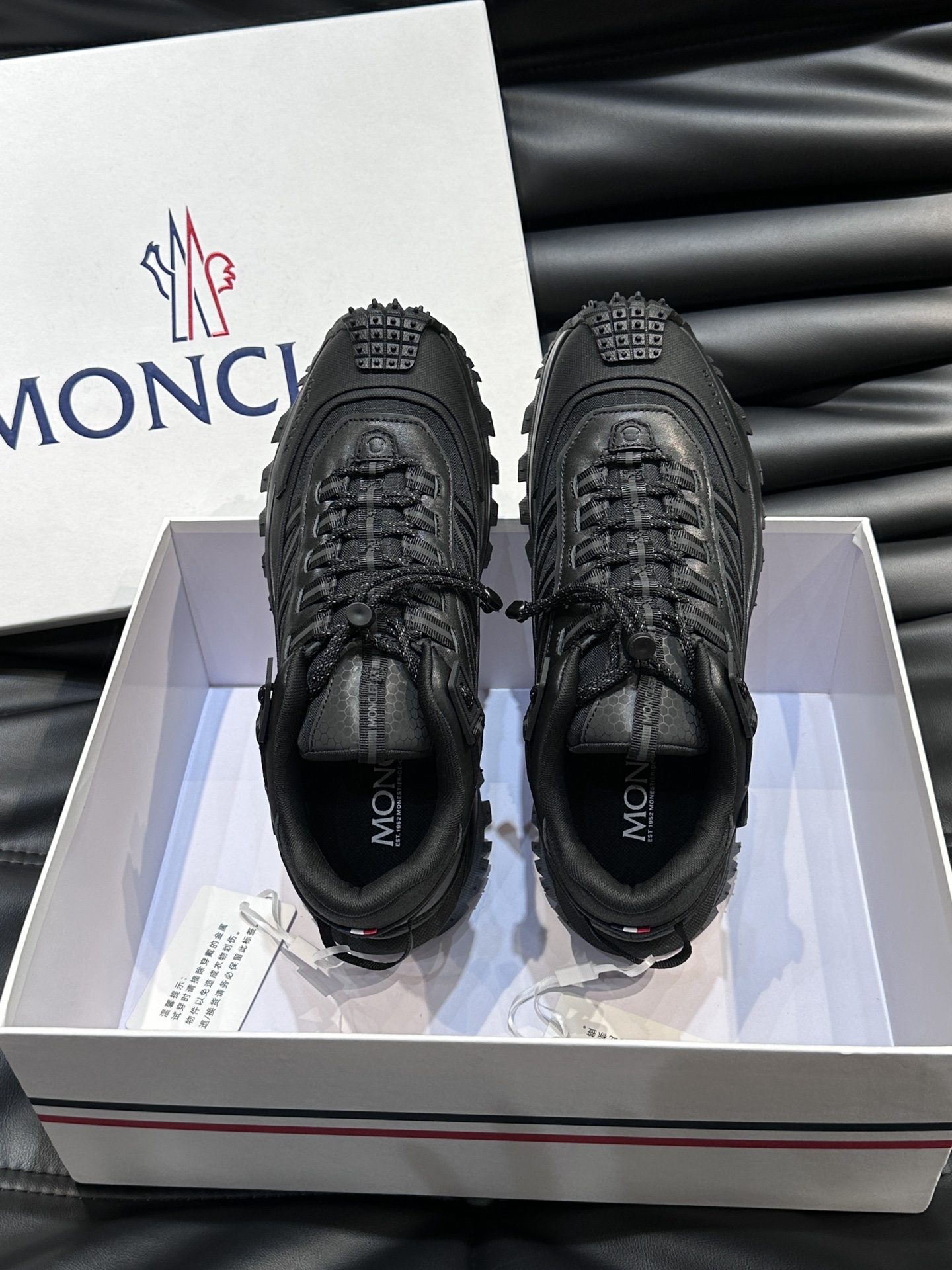 Moncler/蒙口男士户外系带运动鞋具有舒适防滑性能采用皮革和科技面料制成专为户外跑步或都市漫步而设兼