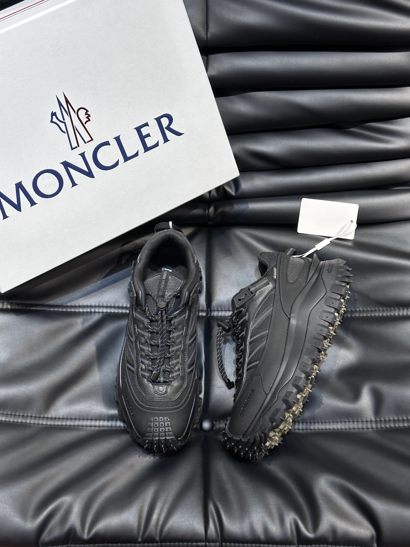 Moncler/蒙口男士户外系带运动鞋具有舒适防滑性能采用皮革和科技面料制成专为户外跑步或都市漫步而设兼