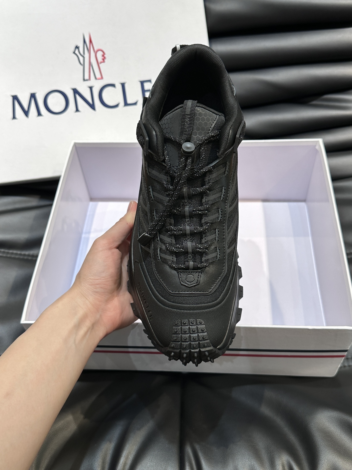 Moncler/蒙口男士户外系带运动鞋具有舒适防滑性能采用皮革和科技面料制成专为户外跑步或都市漫步而设兼