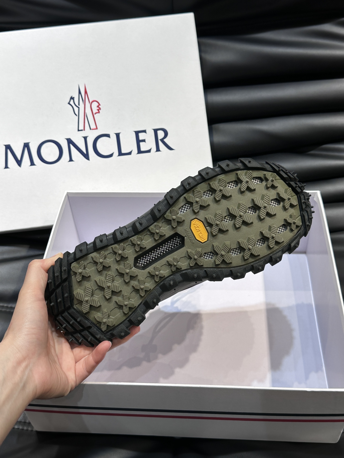 Moncler/蒙口男士户外系带运动鞋具有舒适防滑性能采用皮革和科技面料制成专为户外跑步或都市漫步而设兼