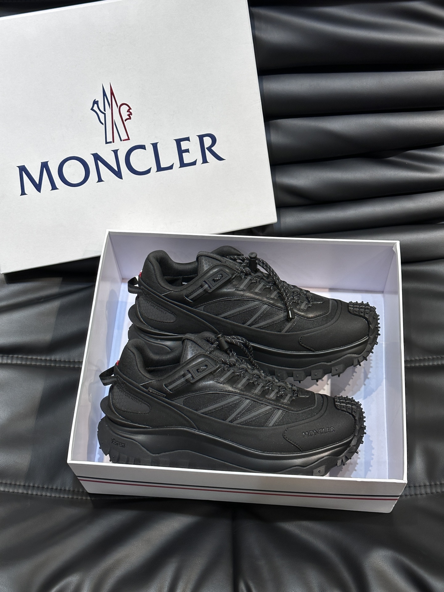 Moncler/蒙口男士户外系带运动鞋具有舒适防滑性能采用皮革和科技面料制成专为户外跑步或都市漫步而设兼