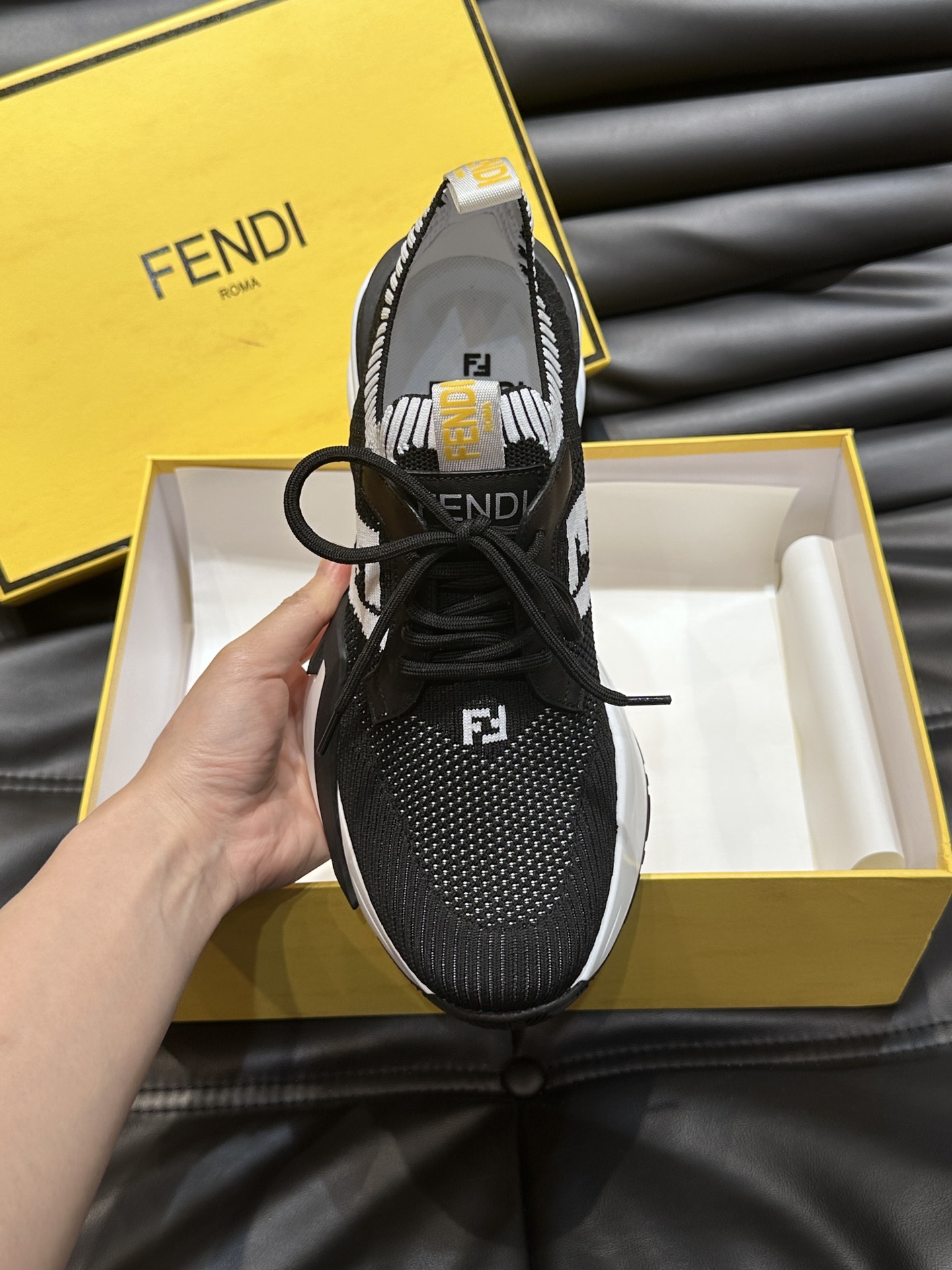 FENDI/芬迪男士新款系带运动鞋出货采用近几年比较流行的版型设计外观时尚大气由进口一体飞织面料打造Fr