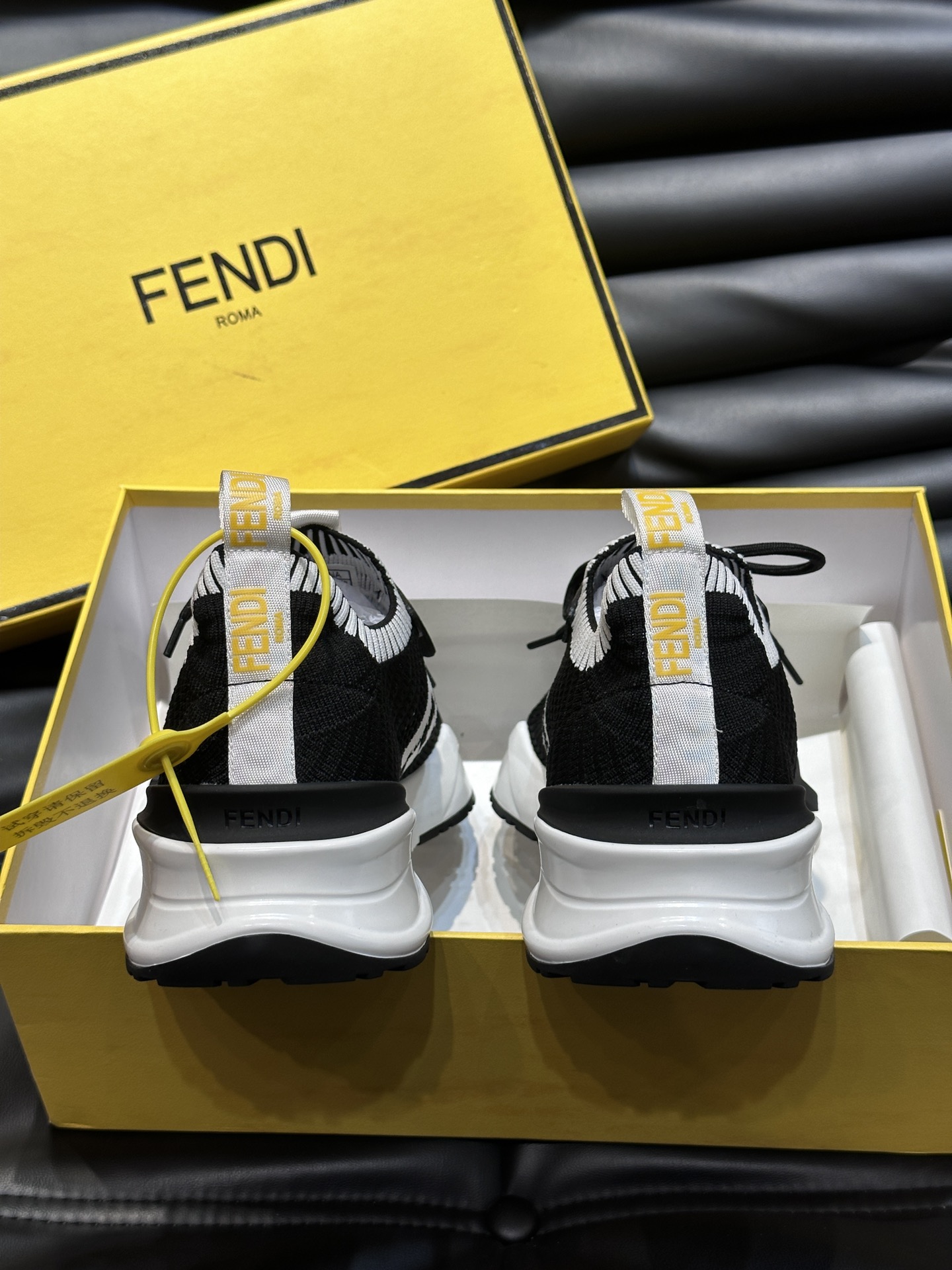 FENDI/芬迪男士新款系带运动鞋出货采用近几年比较流行的版型设计外观时尚大气由进口一体飞织面料打造Fr