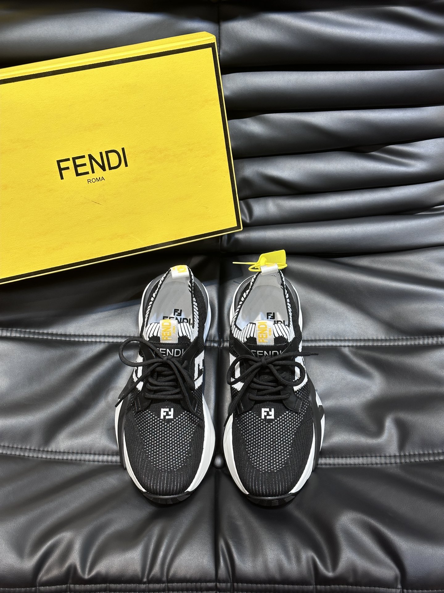 FENDI/芬迪男士新款系带运动鞋出货采用近几年比较流行的版型设计外观时尚大气由进口一体飞织面料打造Fr