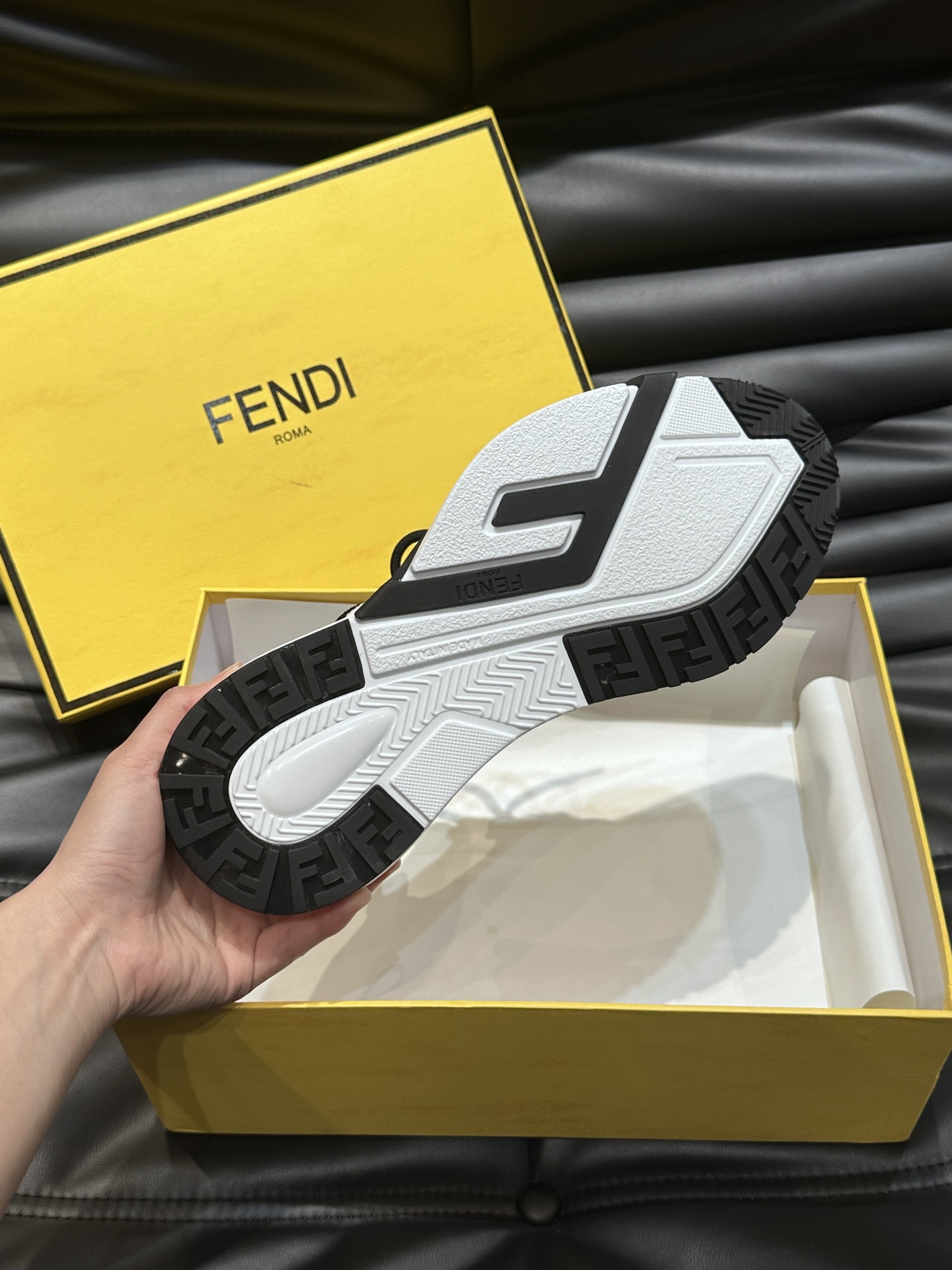 FENDI/芬迪男士新款系带运动鞋出货采用近几年比较流行的版型设计外观时尚大气由进口一体飞织面料打造Fr