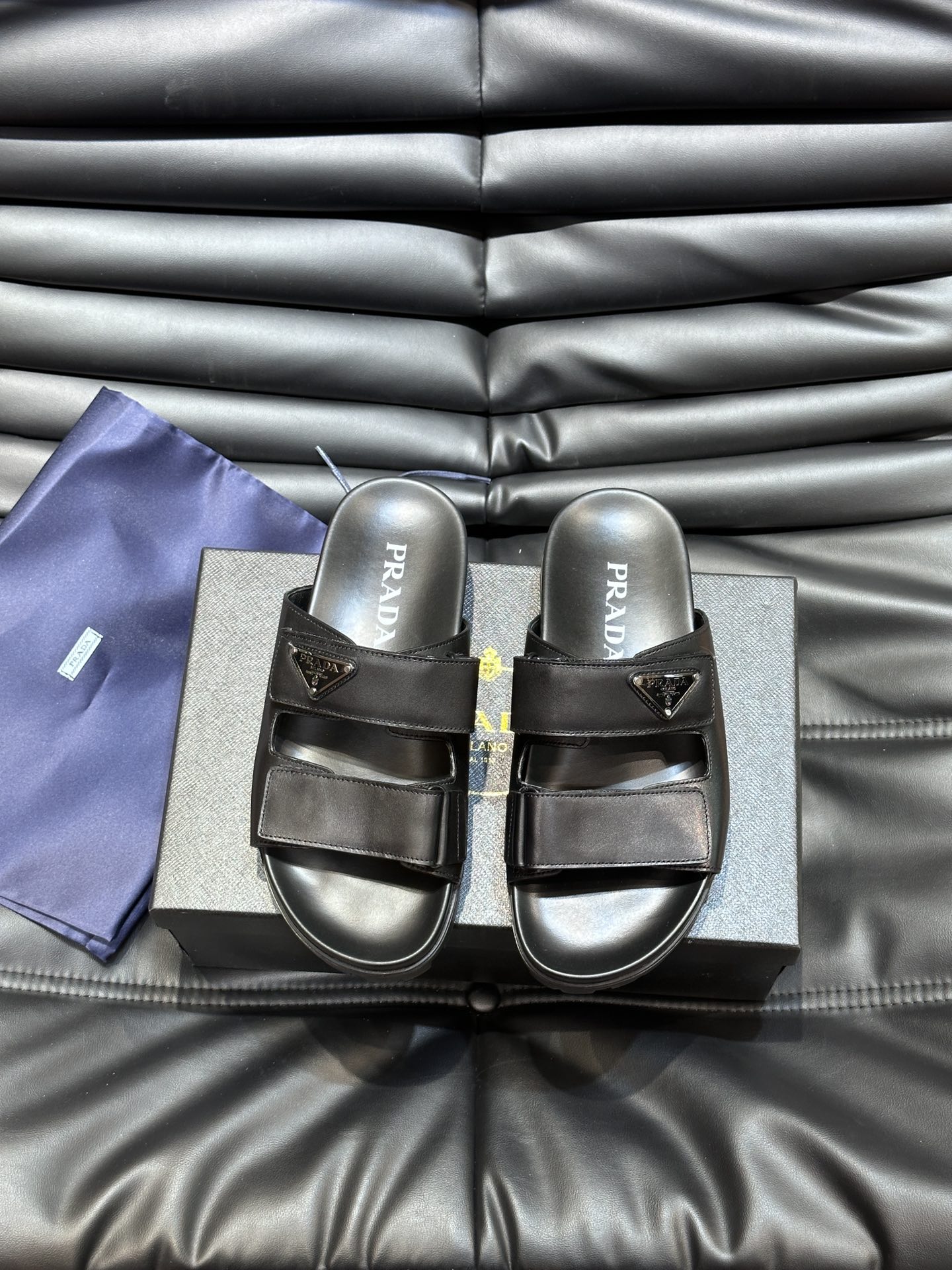 Prad* Las nuevas sandalias y pantuflas de cuero genuino para hombre de Prada están hechas con una parte super…