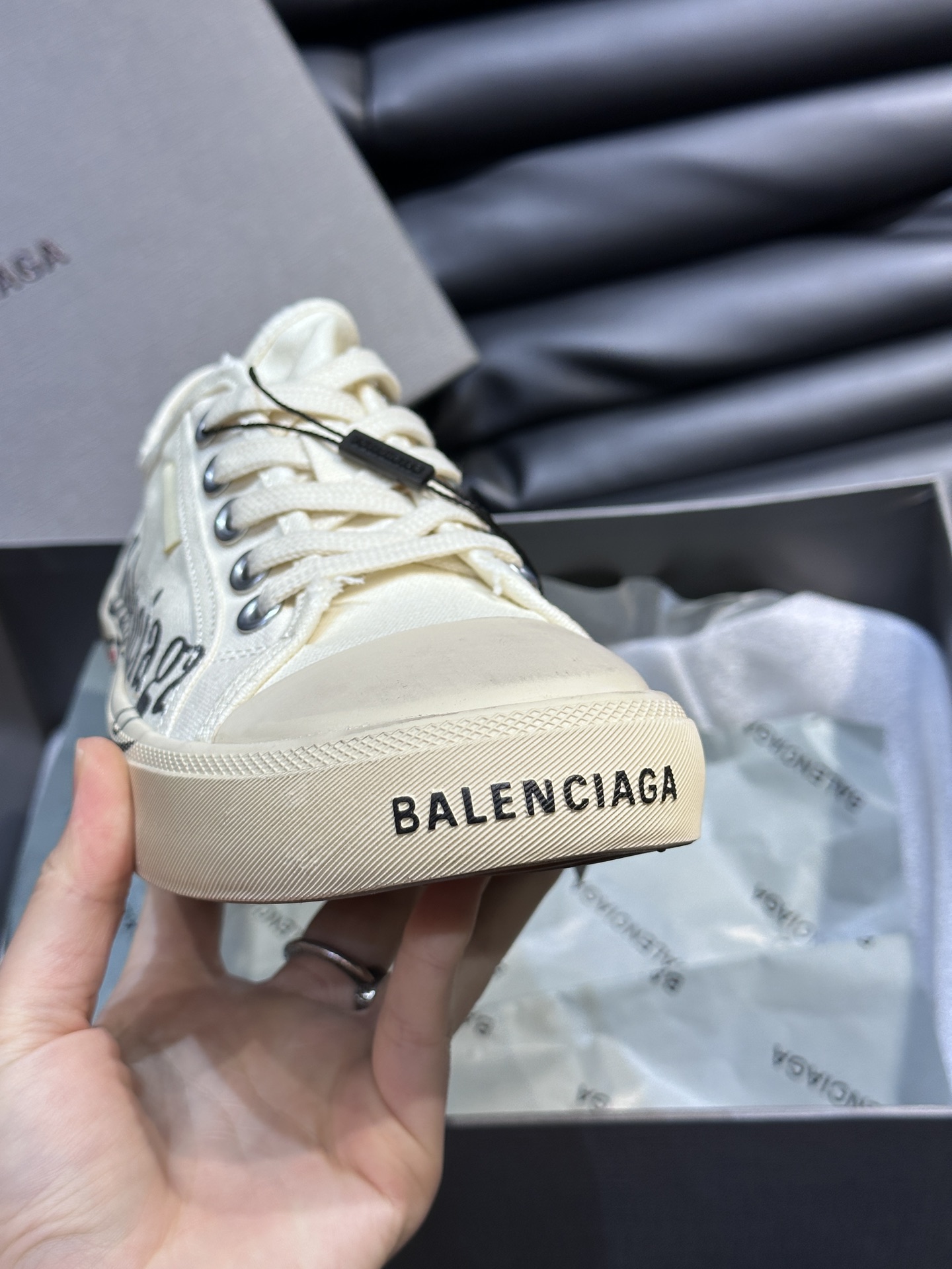 BALENCIAG*复古炮弹出击全新Paris低帮帆布鞋风格永续旧不过时！鞋面原版进口帆布面料鞋头的小鸭