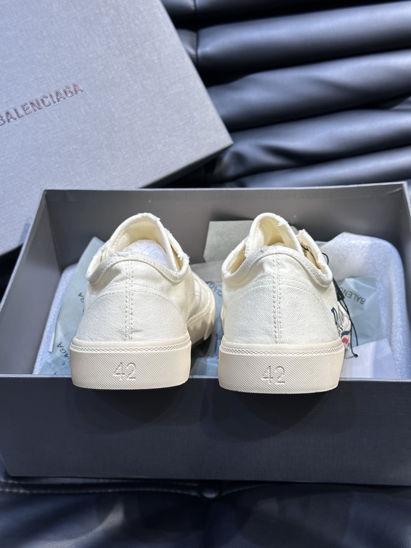 BALENCIAG*复古炮弹出击全新Paris低帮帆布鞋风格永续旧不过时！鞋面原版进口帆布面料鞋头的小鸭