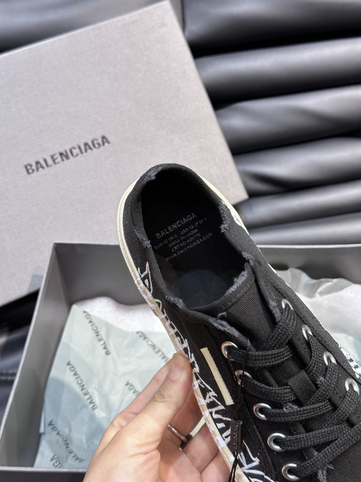 BALENCIAG*复古炮弹出击全新Paris低帮帆布鞋风格永续旧不过时！鞋面原版进口帆布面料鞋头的小鸭