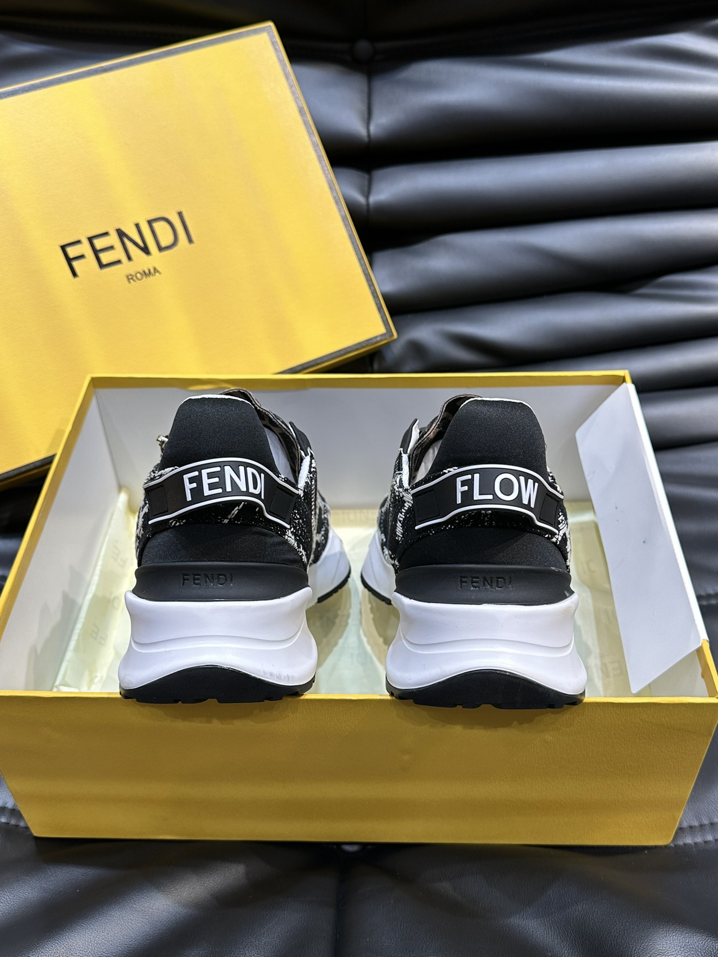 Fend*Flow男士休闲运动鞋搭配松紧带侧拉链刻有F的波纹鞋底鞋跟饰有凸纹FendiFlow字样高科技